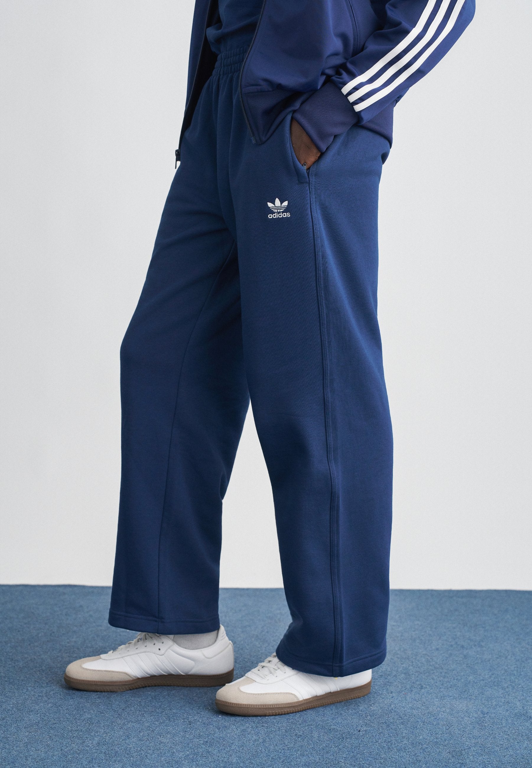 LOOSE UNISEX - Tracksuit bottoms - night indigo