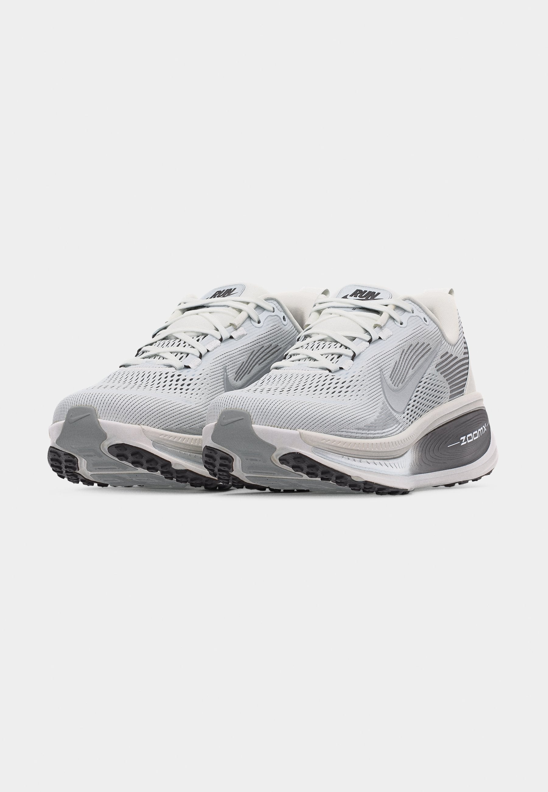 VOMERO 18 - Road running shoes - summit white/metallic silver-coloured/black/off white
