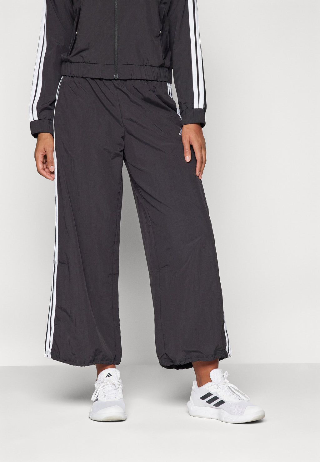 ESSENTIALS 3 STRIPES LIFESTYLE WOVEN PARACHUTE - Bas de survêtement - black/white