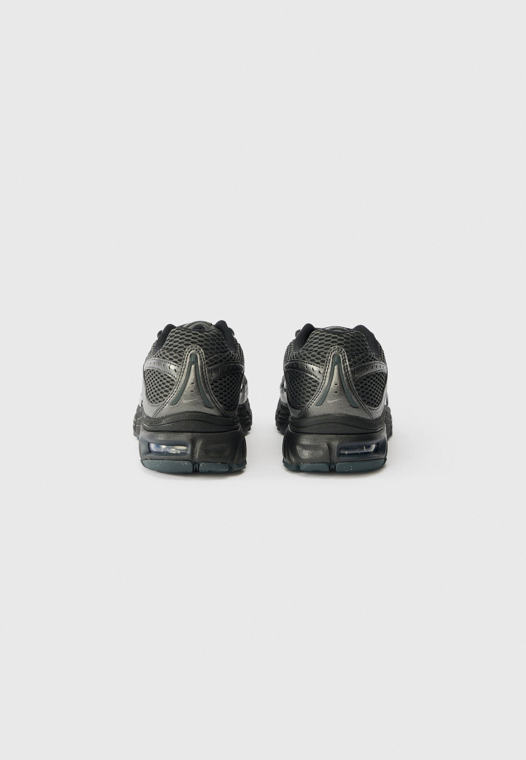 AIR MAX MOTO 2K - Antrenman Ayakkabısı - siyah/koyu duman grisi/metalik koyu gri