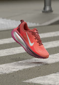 VOMERO 18 SE2 - Chaussures de running - light redwood/barely green/bright crimson/atomic pink