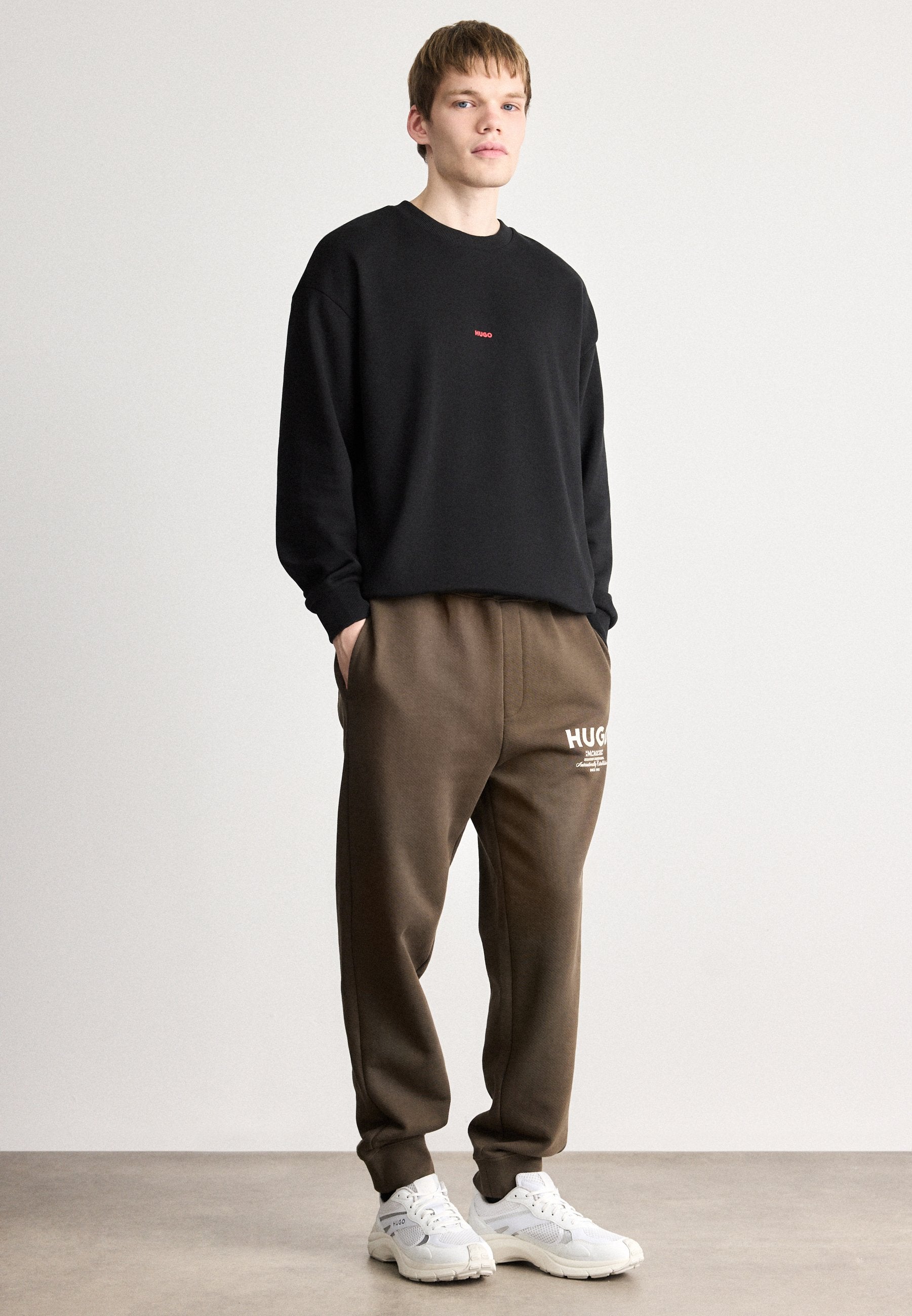 NEVEZ - Tracksuit bottoms - dark brown