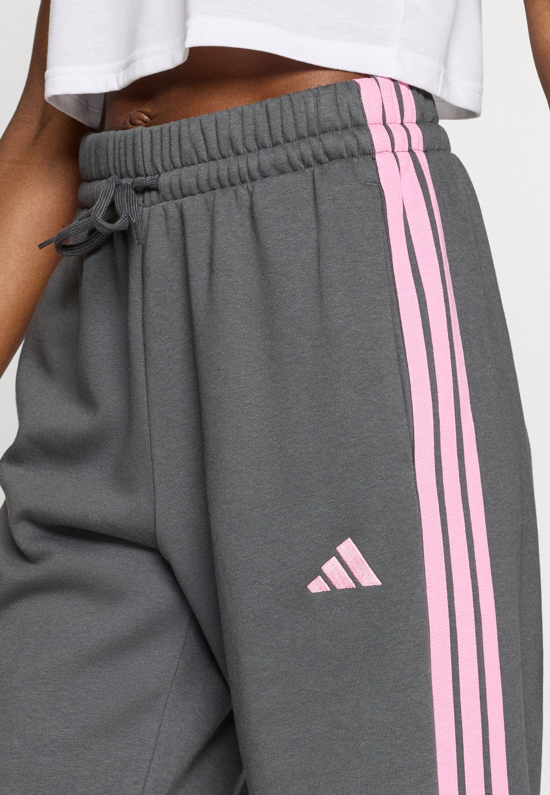 ESSENTIALS 3 STRIPES OPEN HEM PANTS - Tracksuit bottoms - grey six/tropic bloom
