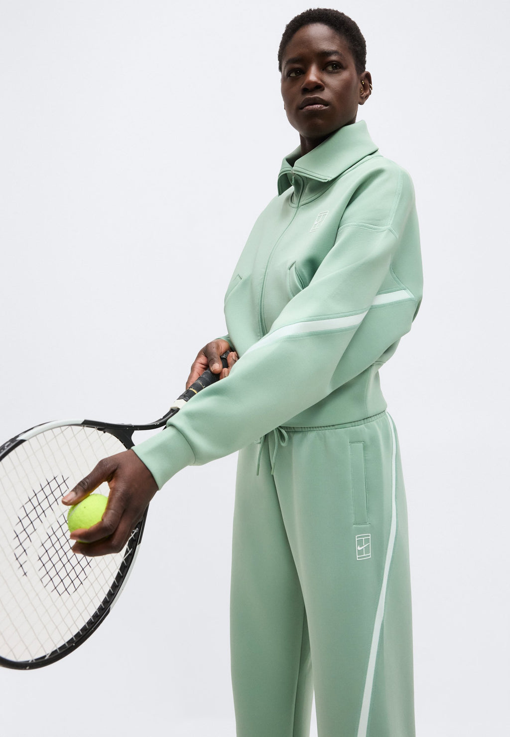 NIKECOURT ADVANTAGE - Tracksuit bottoms - steam/white