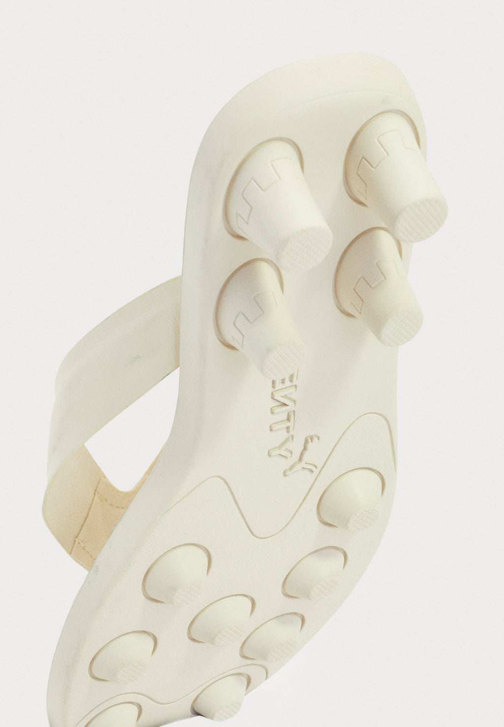 CAT CLEAT L - Claquettes de piscine - blanc alpin/couleur or
