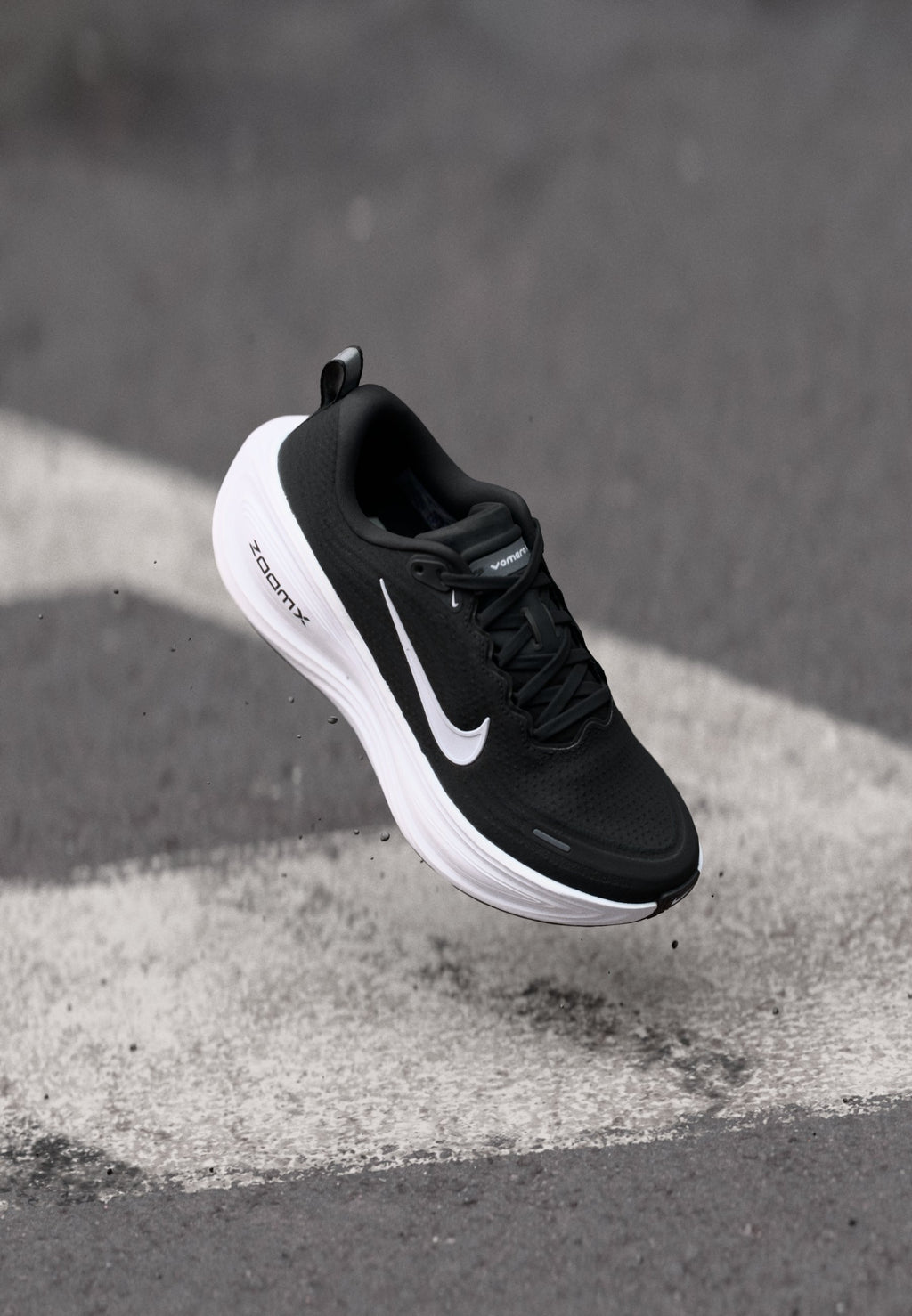 VOMERO PLUS - Road running shoes - black/white/cool grey/metallic dark grey/summit white