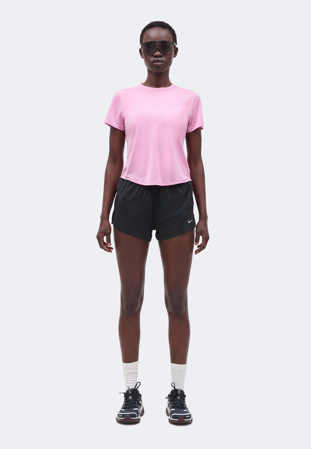 W NK SWIFT NV BRTHE SHORT - شورت رياضي - أسود/أبيض