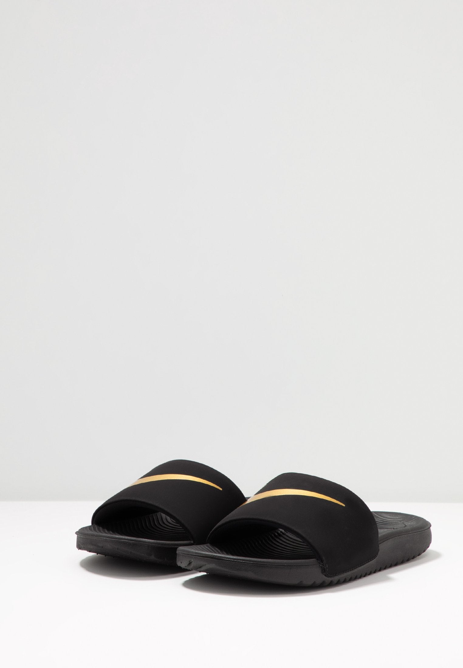 KAWA SLIDE UNISEX - Claquettes de piscine - noir/or métallisé