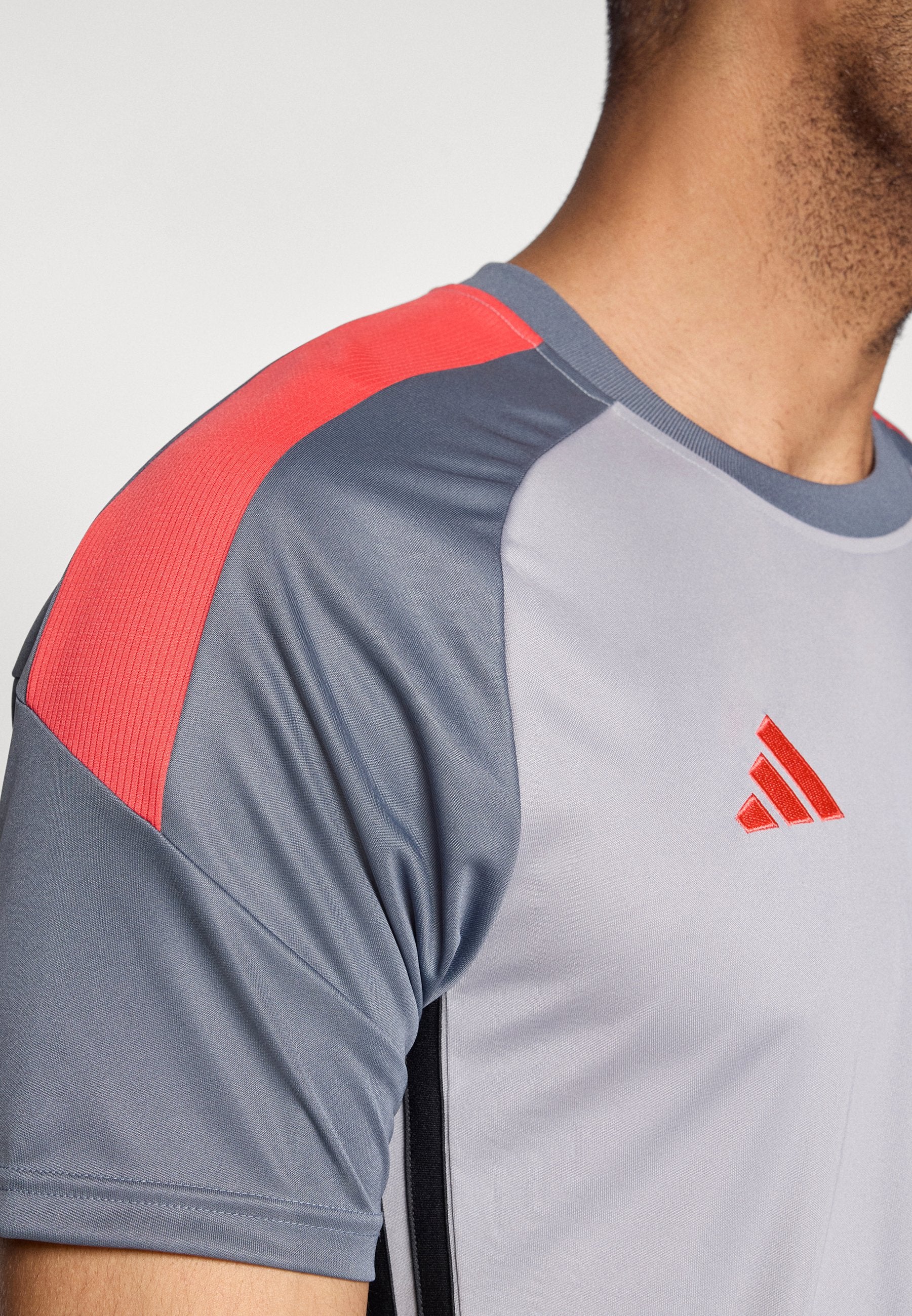 TIRO 26 ESSENTIALS - Sports T-shirt - light onix/onix/semi lucid red