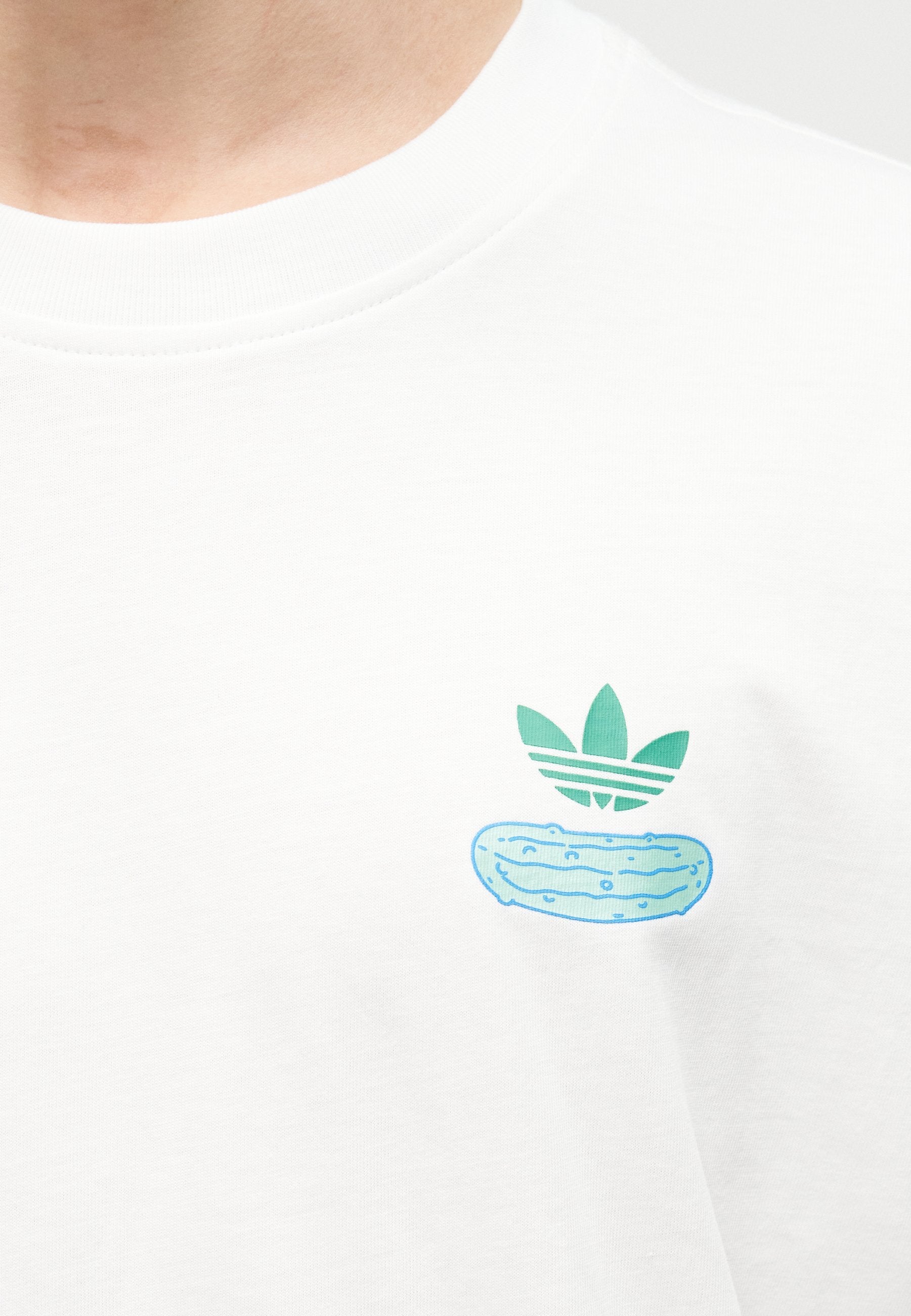 PICKLE GRAPHIC OVERSIZED TEE UNISEX - Print T-shirt - core white