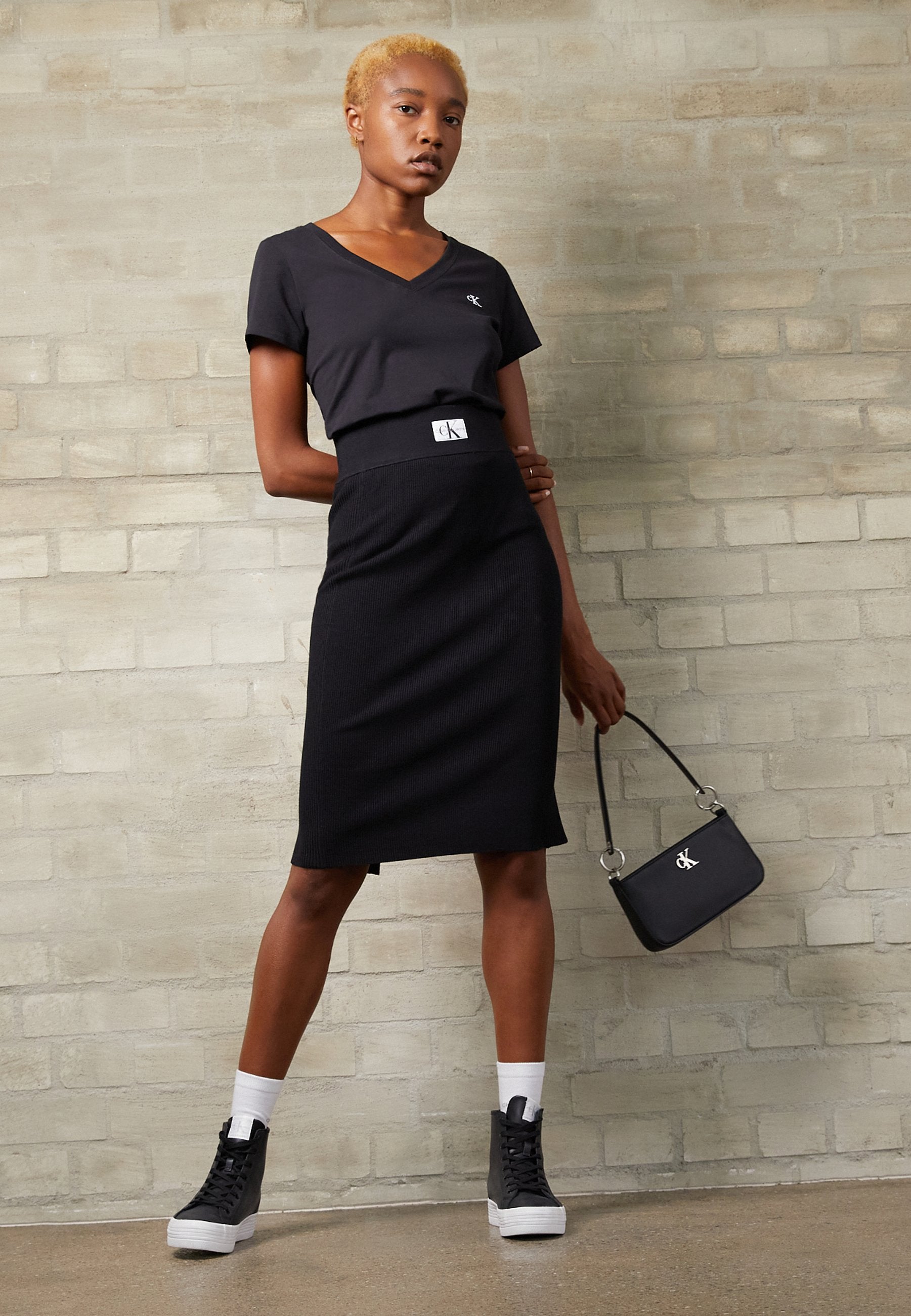 EMBROIDERY V NECK - Basic T-shirt - black