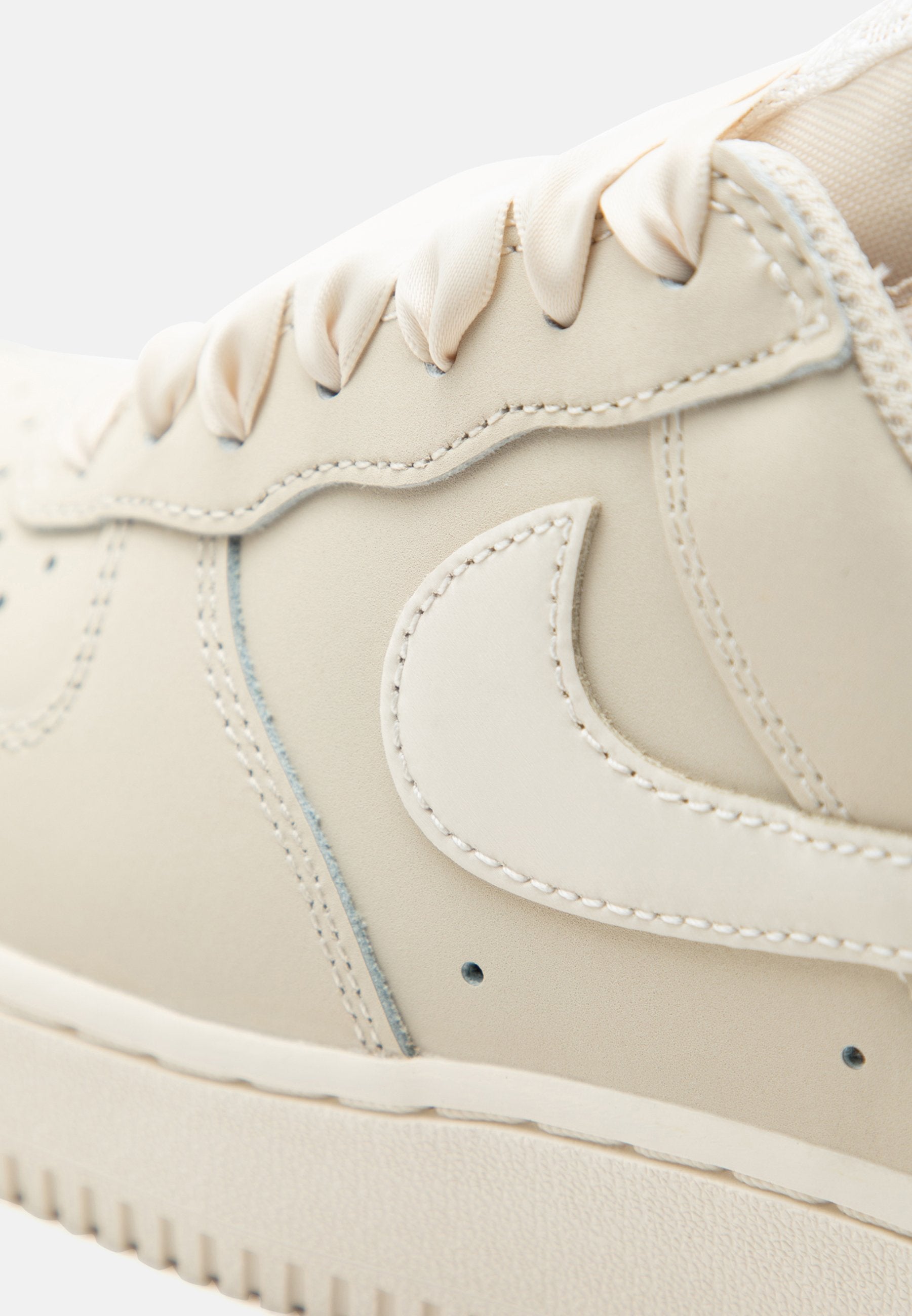AIR FORCE 1 RETRO PRM SE - أحذية - شوفان/عاجي باهت