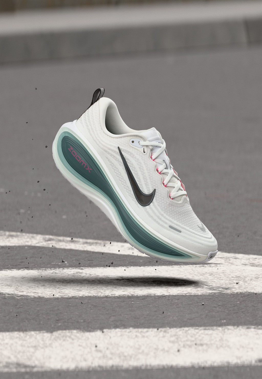VOMERO PLUS - Road running shoes - white/black/mineral slate/hyper pink/mineral/barely grey
