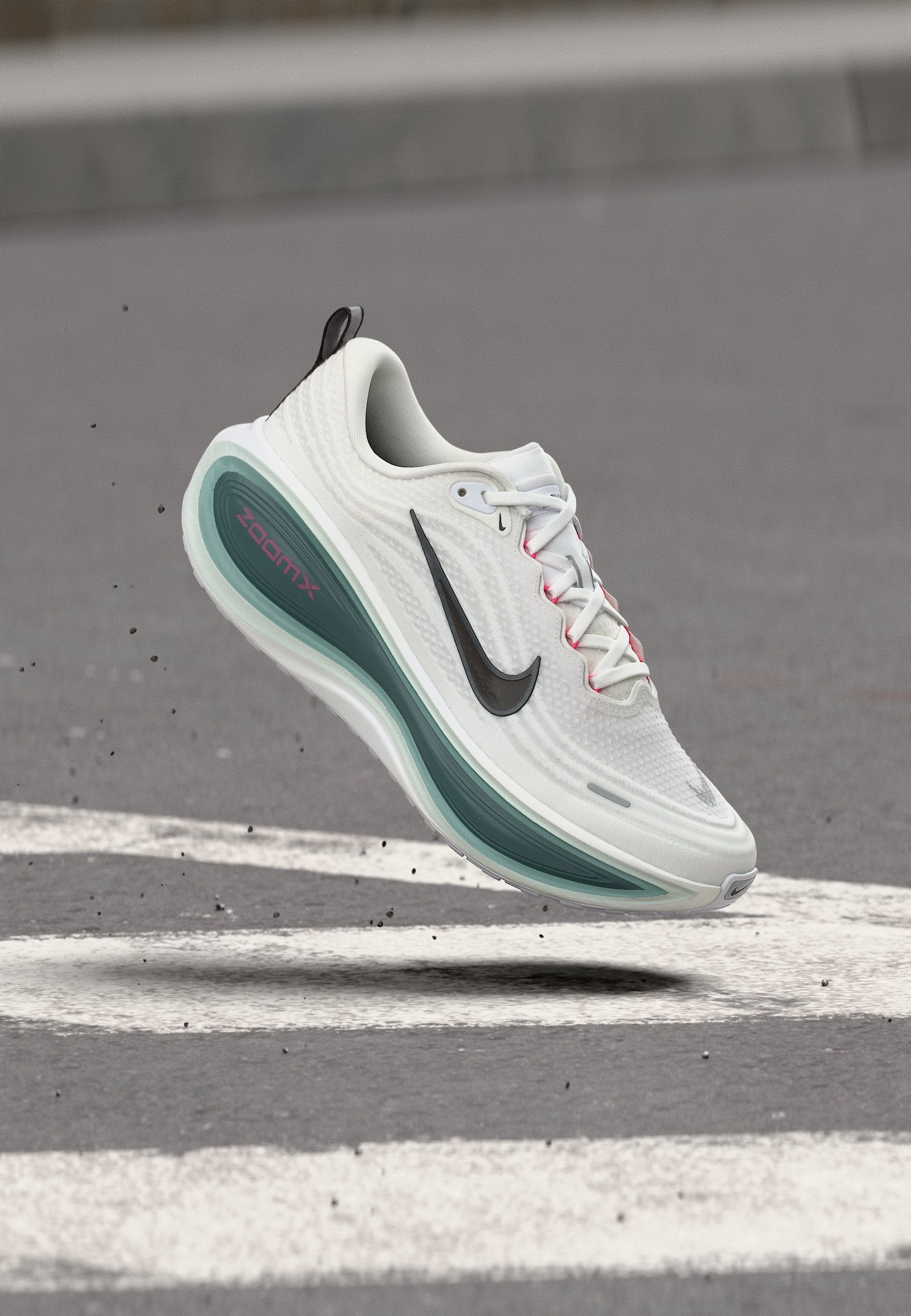 VOMERO PLUS - Road running shoes - white/black/mineral slate/hyper pink/mineral/barely grey