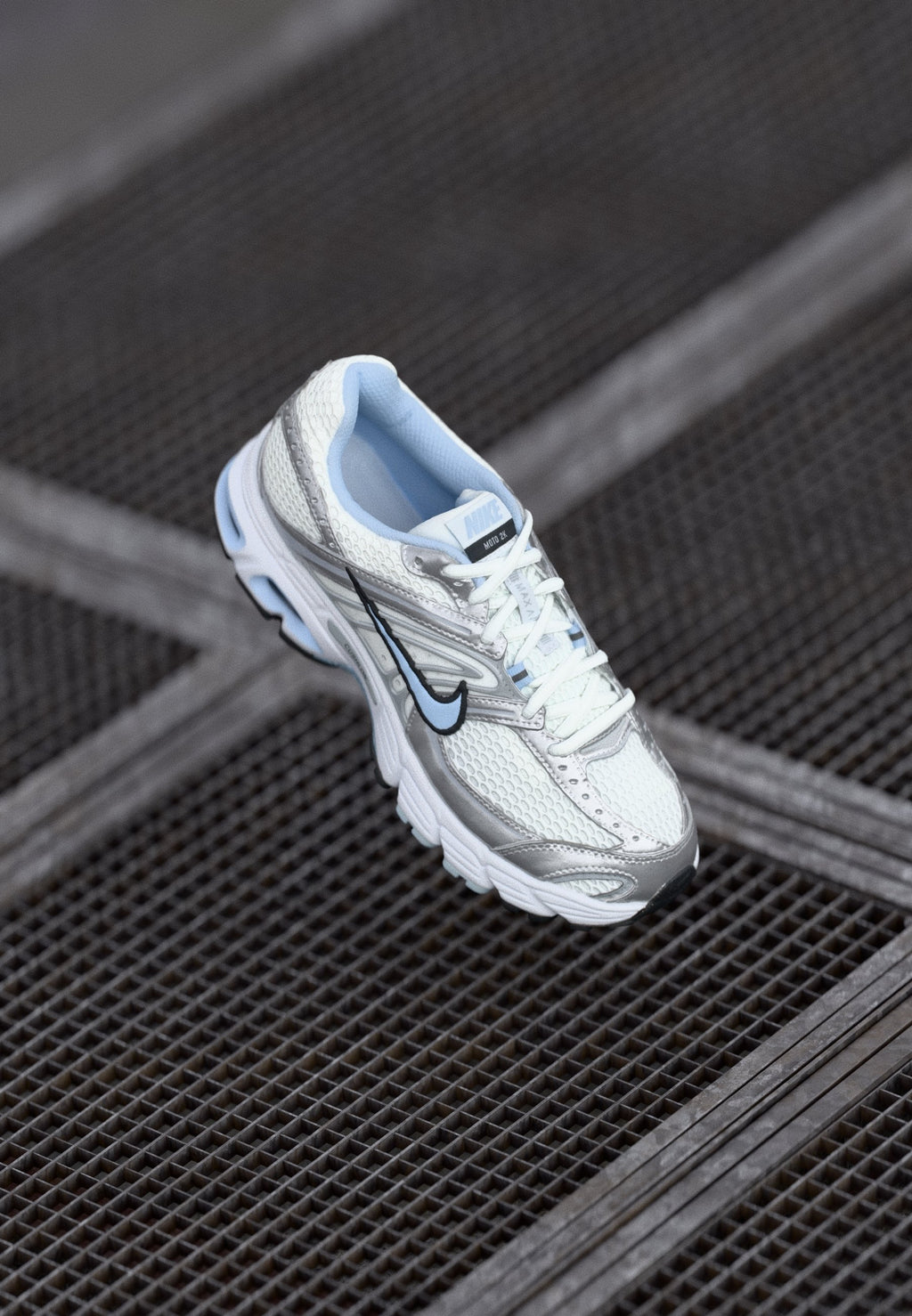 AIR MAX MOTO 2K - Trainers - white/hydrogen blue/metallic silver-coloured/black/flat silver-coloured