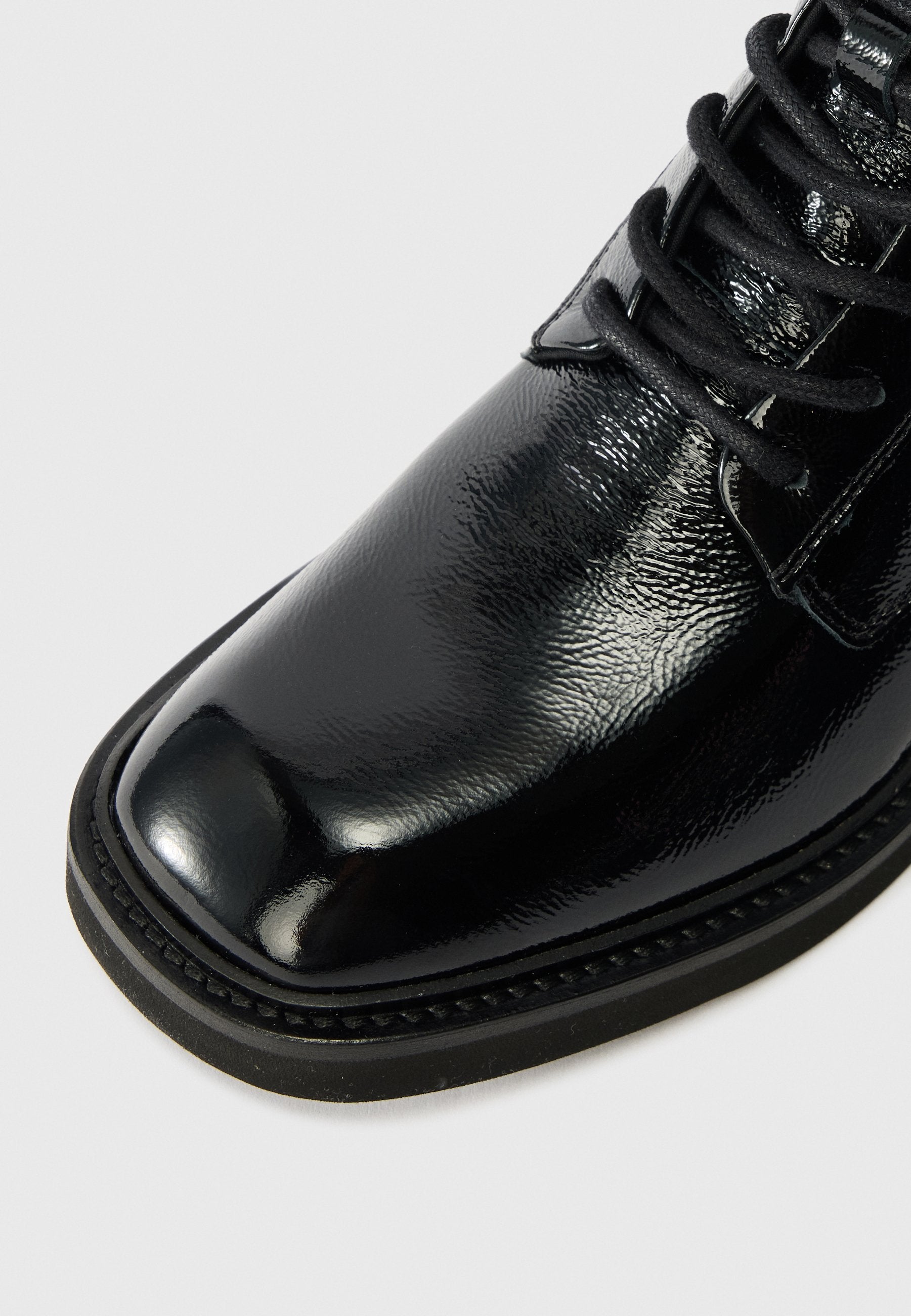 BOTTINES À LACETS EN CUIR FROISSÉ - Bottines classiques - noir