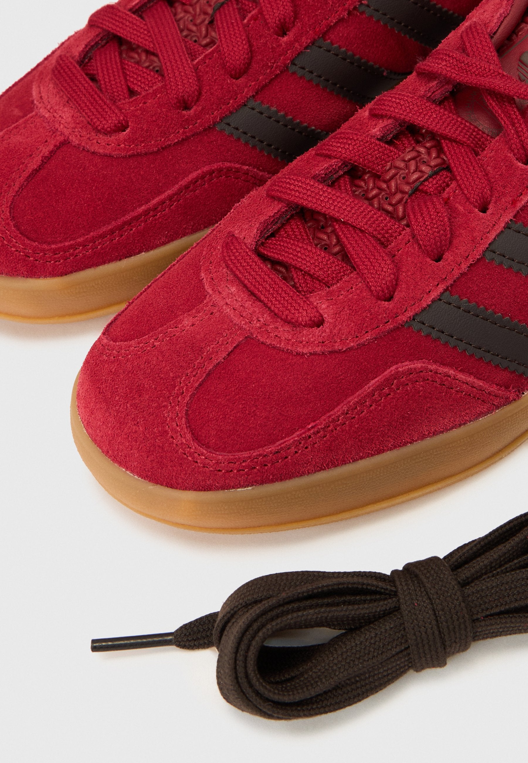 GAZELLE INDOOR J UNISEX - Spor ayakkabı - team victory red/aurora coffee/red