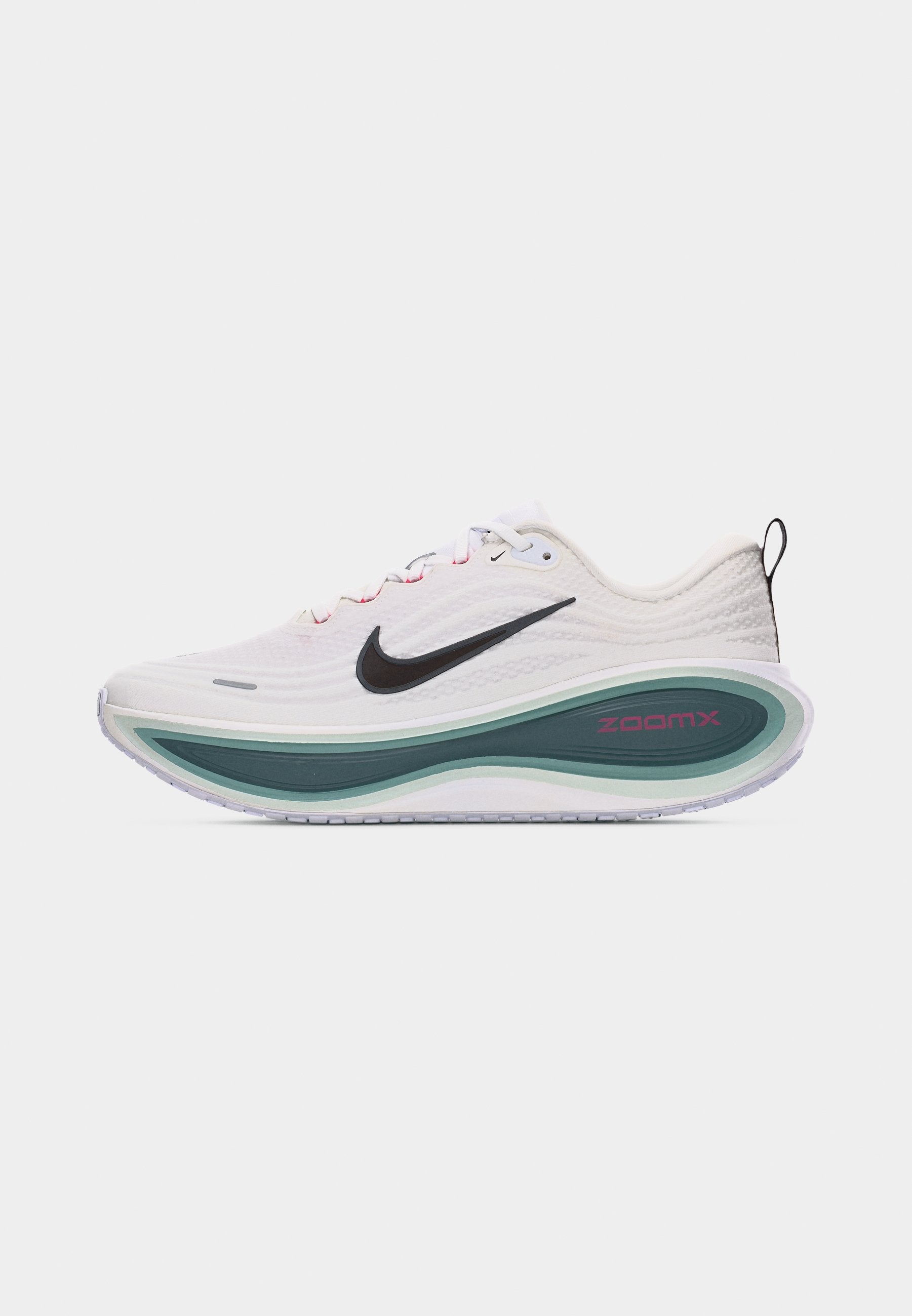 VOMERO PLUS - Road running shoes - white/black/mineral slate/hyper pink/mineral/barely grey