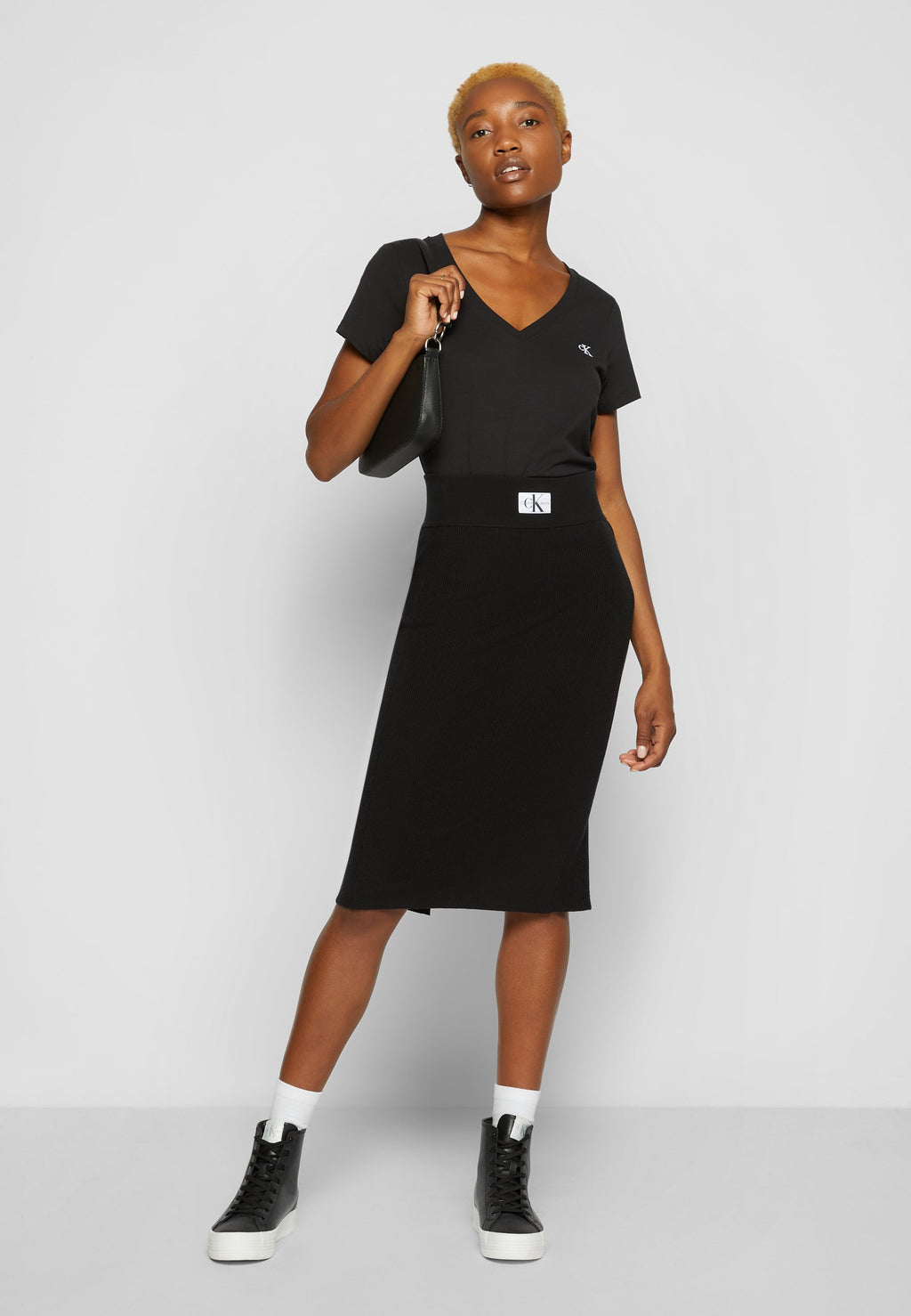 EMBROIDERY V NECK - Basic T-shirt - black