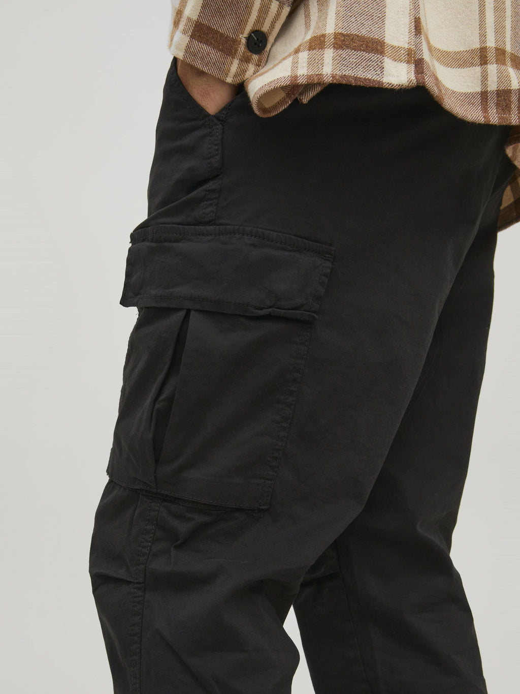 JPSTACE JJTUCKER AMA TAPERED FIT - Cargo trousers - black