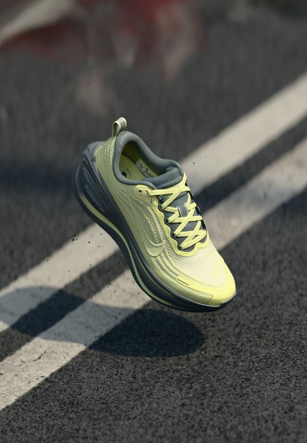 VOMERO PLUS SE - Chaussures de running sur route - vert citron/gris fumé/gris vaste