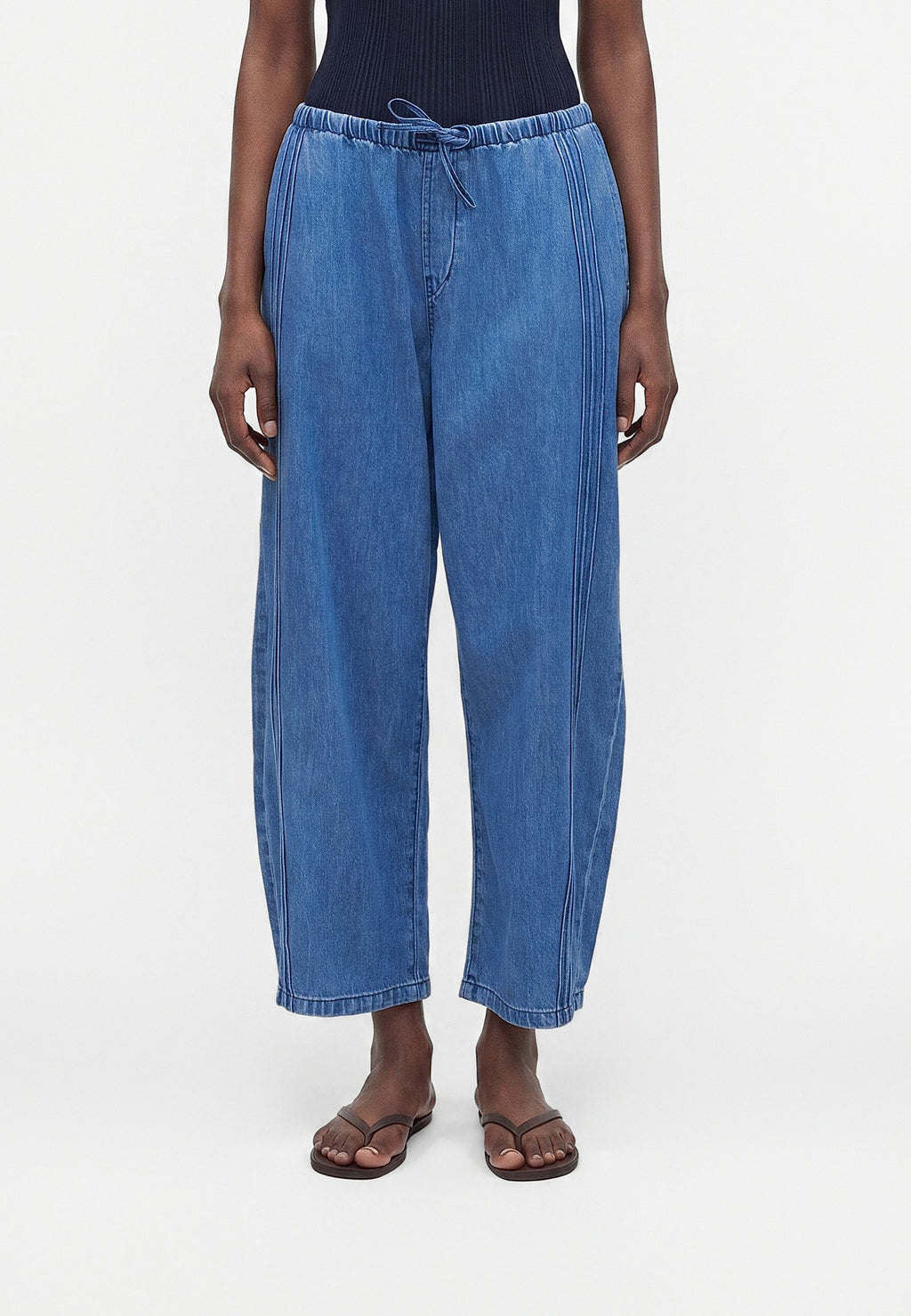 EASY BARREL CAMPER - Relaxed fit jeans - medium indigo