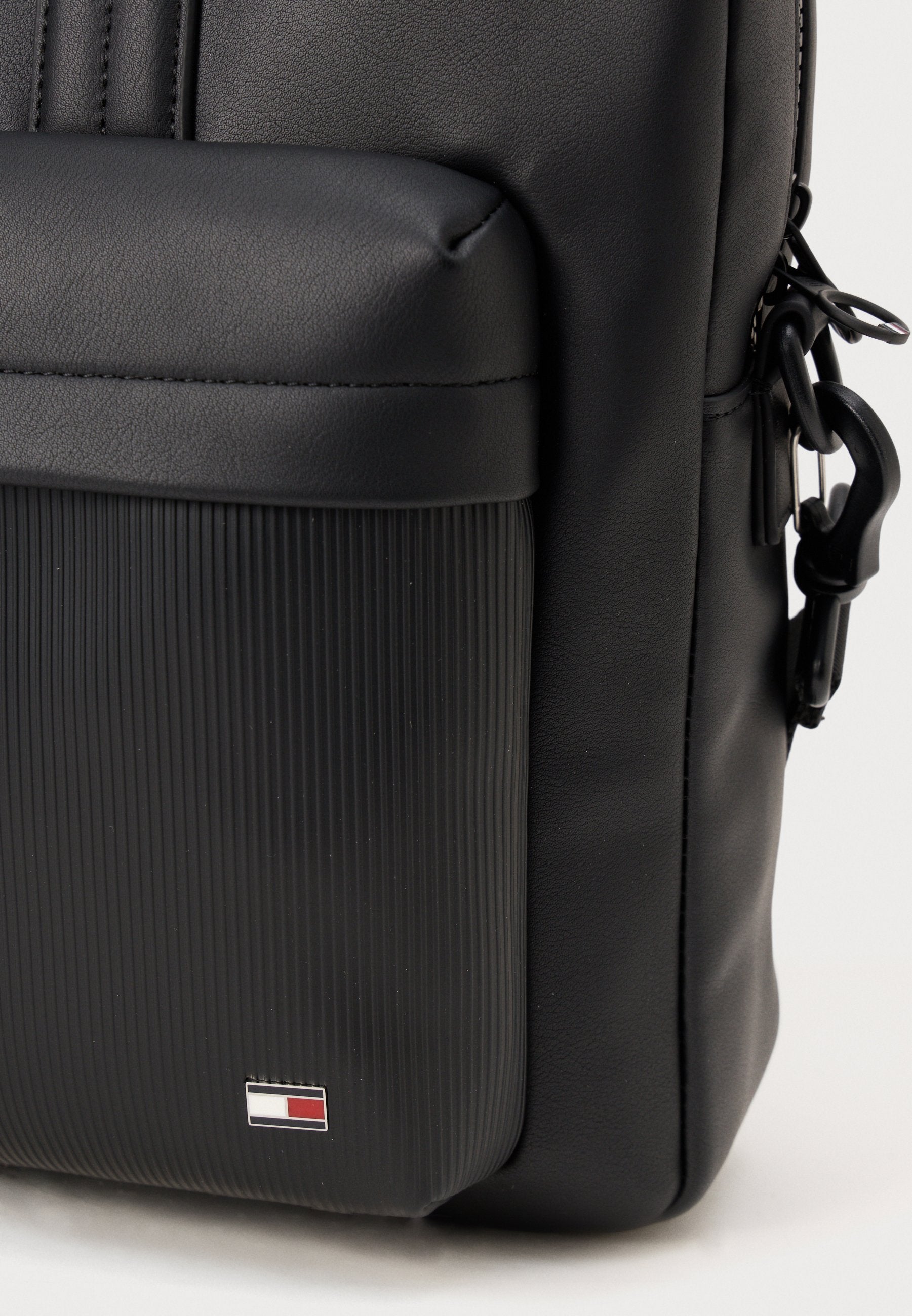 SAC À ORDINATEUR PORTABLE À POCHES CÔTELÉES AVEC DRAPEAU HILFIGER - Sac à ordinateur portable - noir