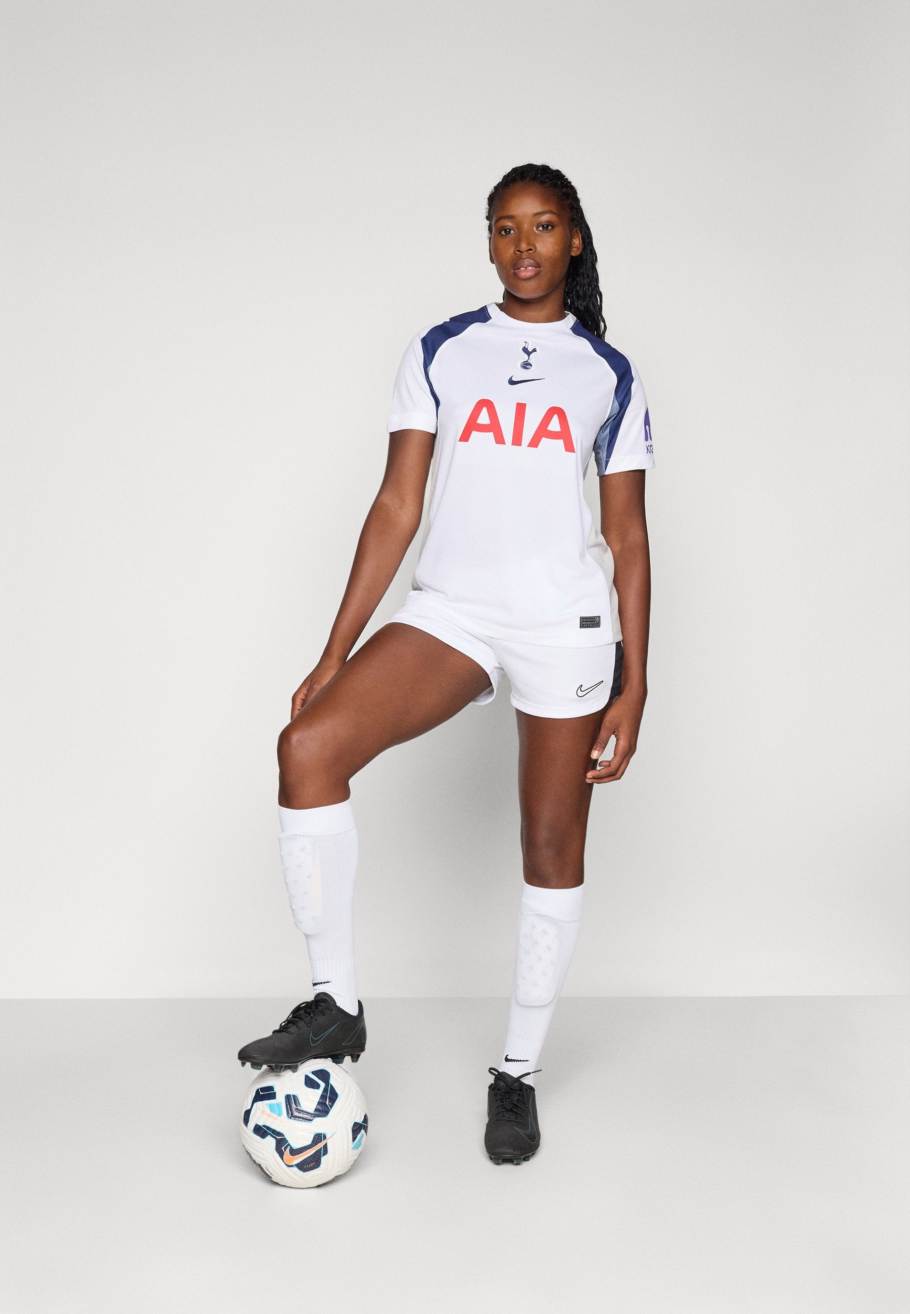 ملابس نادي TOTTENHAM HOTSPUR 2025/26 STADIUM HOME - أبيض/حديد خفيف/أزرق ثنائي