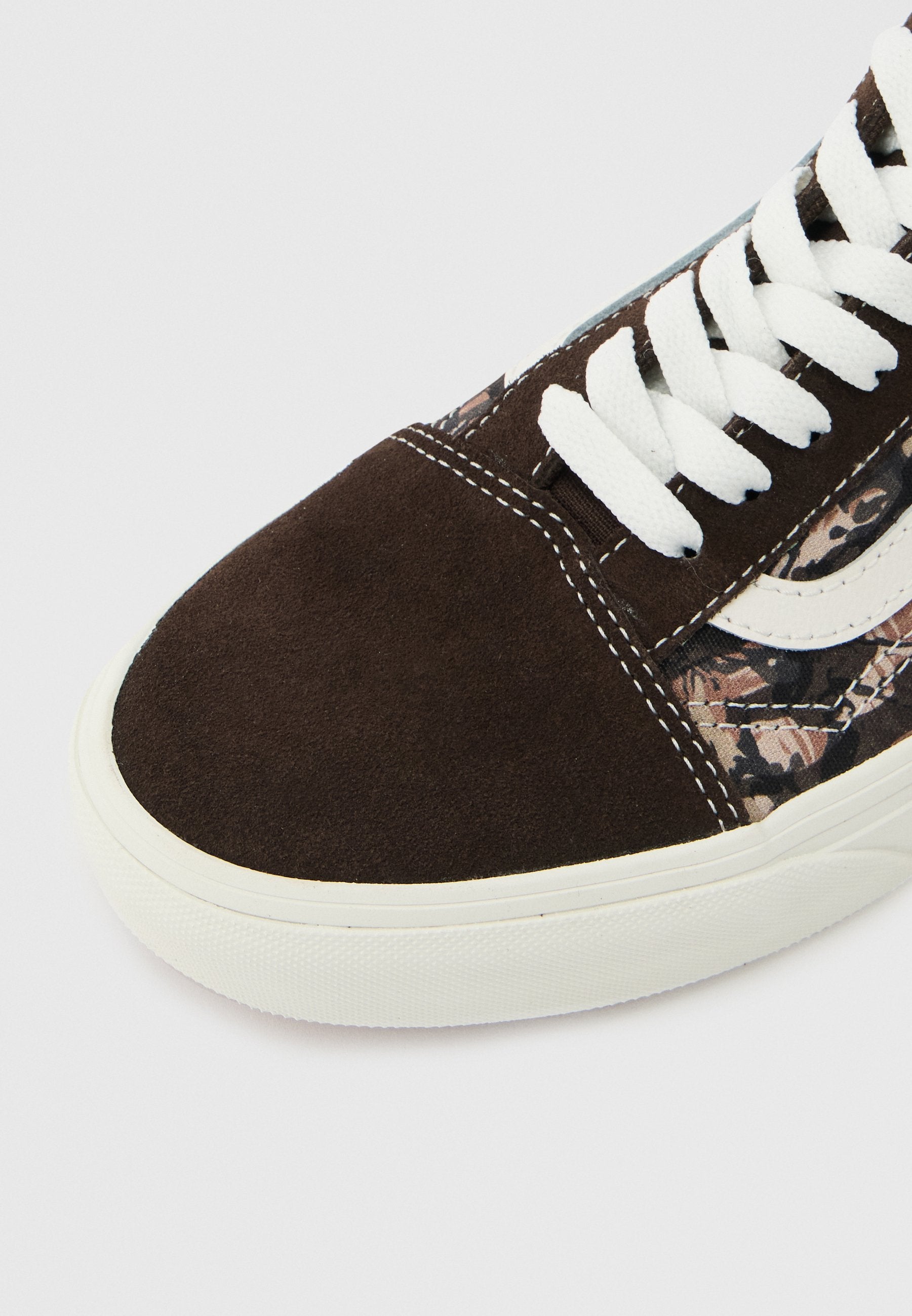 OLD SKOOL UNISEX - Skate shoes - brown