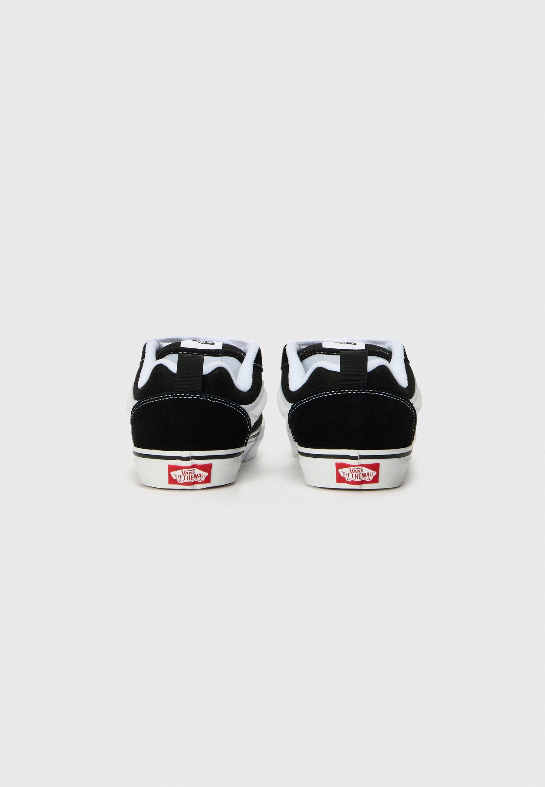 KNU SKOOL UNISEX - Skate shoes - black/true white