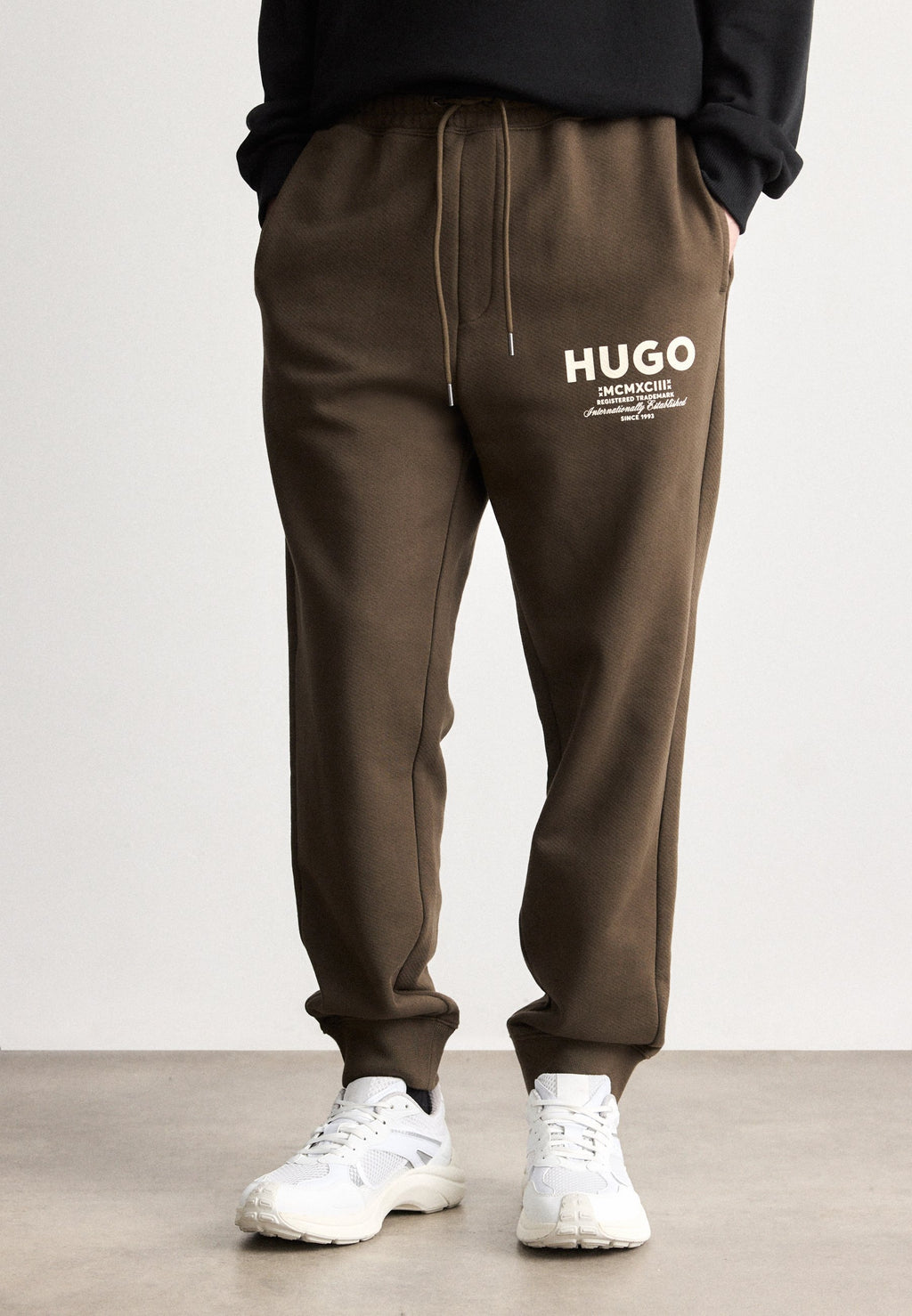 NEVEZ - Tracksuit bottoms - dark brown