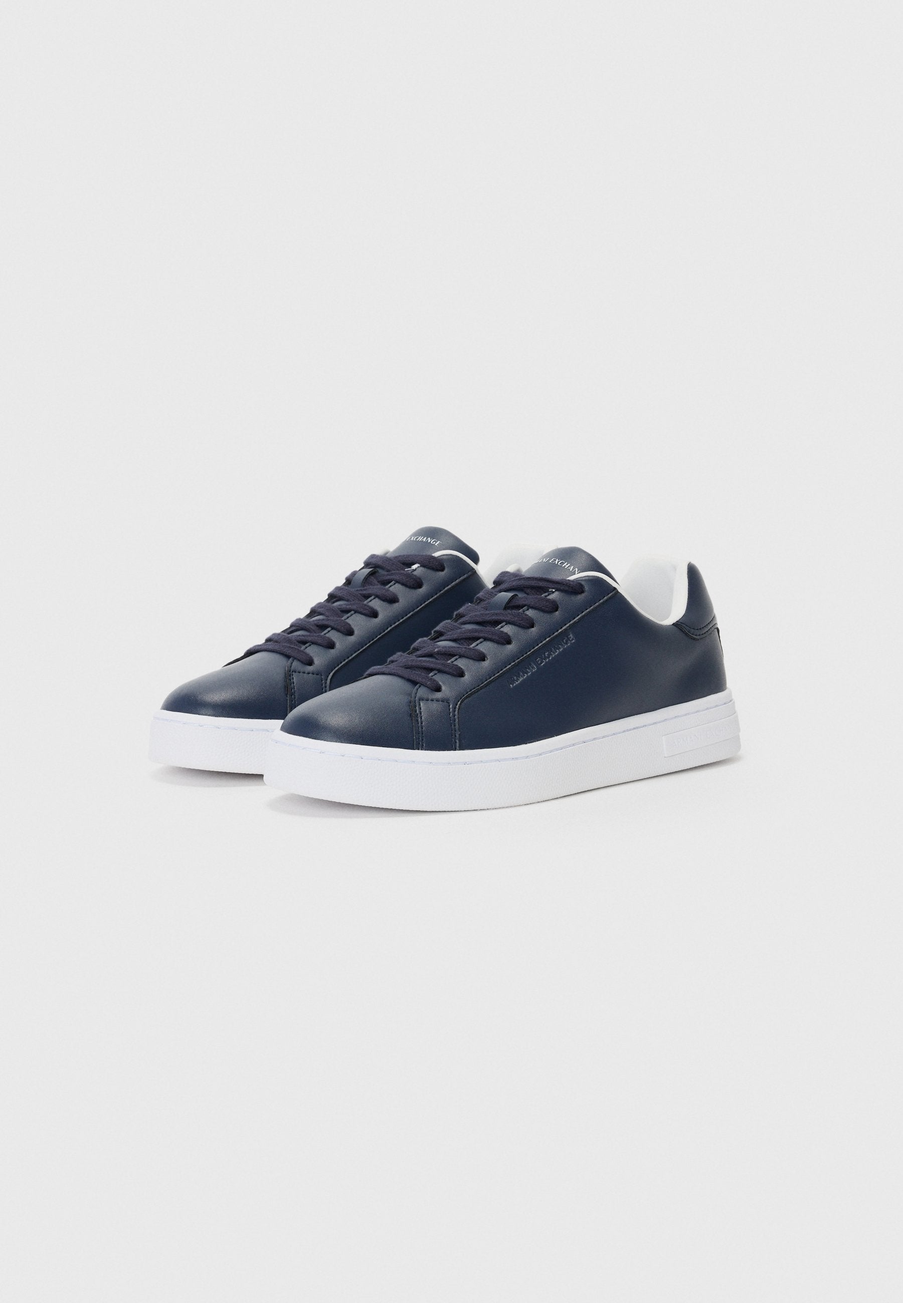 LONDON - Trainers - salute