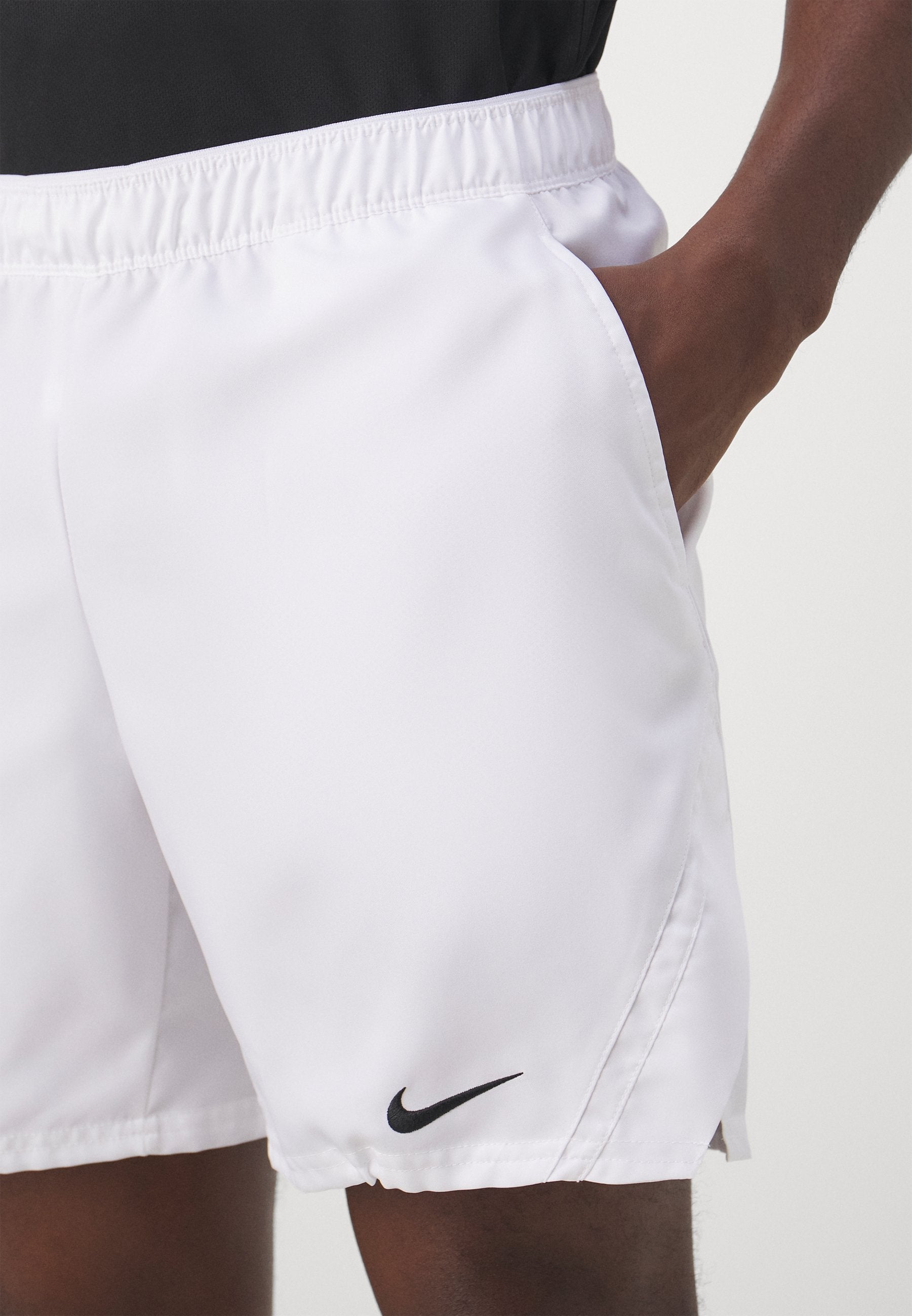 NIKECOURT VICTORY SHORT - Sports shorts - white/black