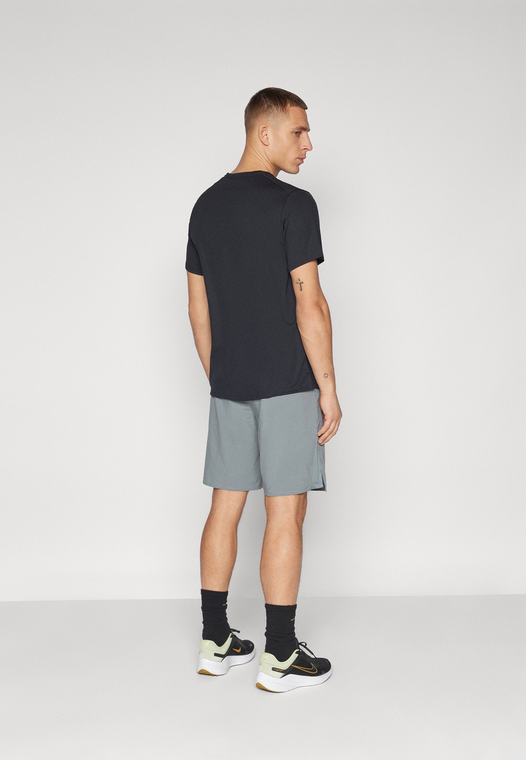 CHALLENGER SHORT - Sports shorts - smoke grey/black/reflective silver