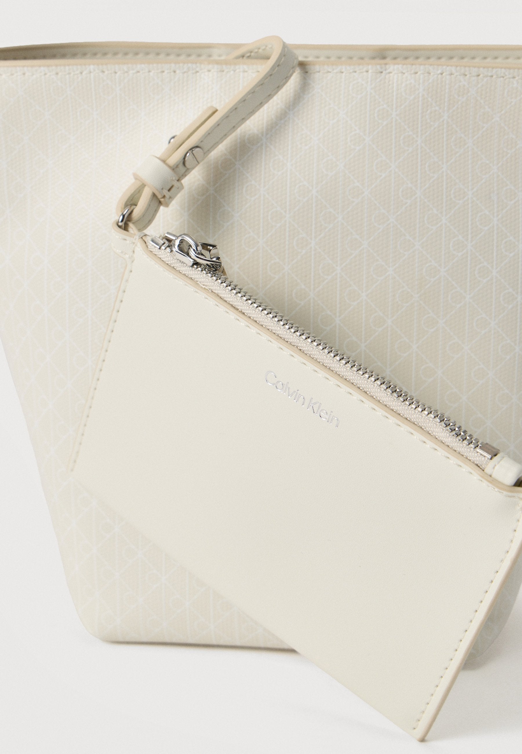 EMBLEM BUCKET CROSSBODY SET - Handbag - white