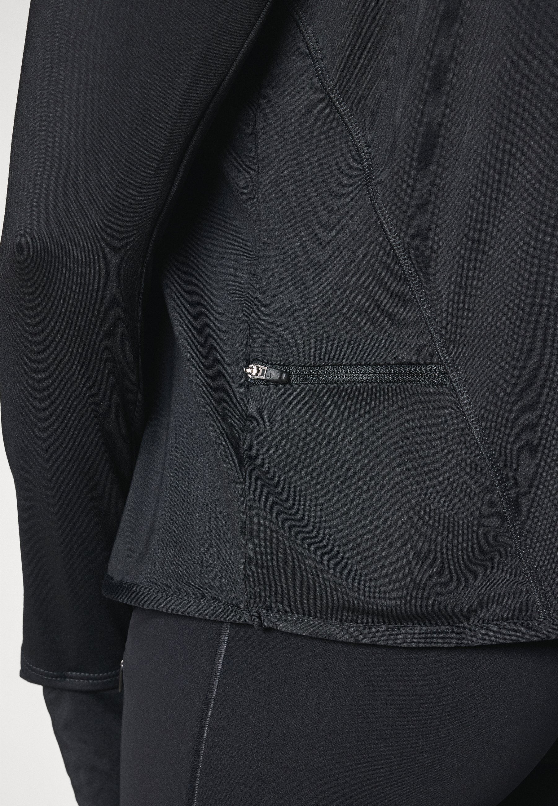 SWIFT - Long sleeved top - black