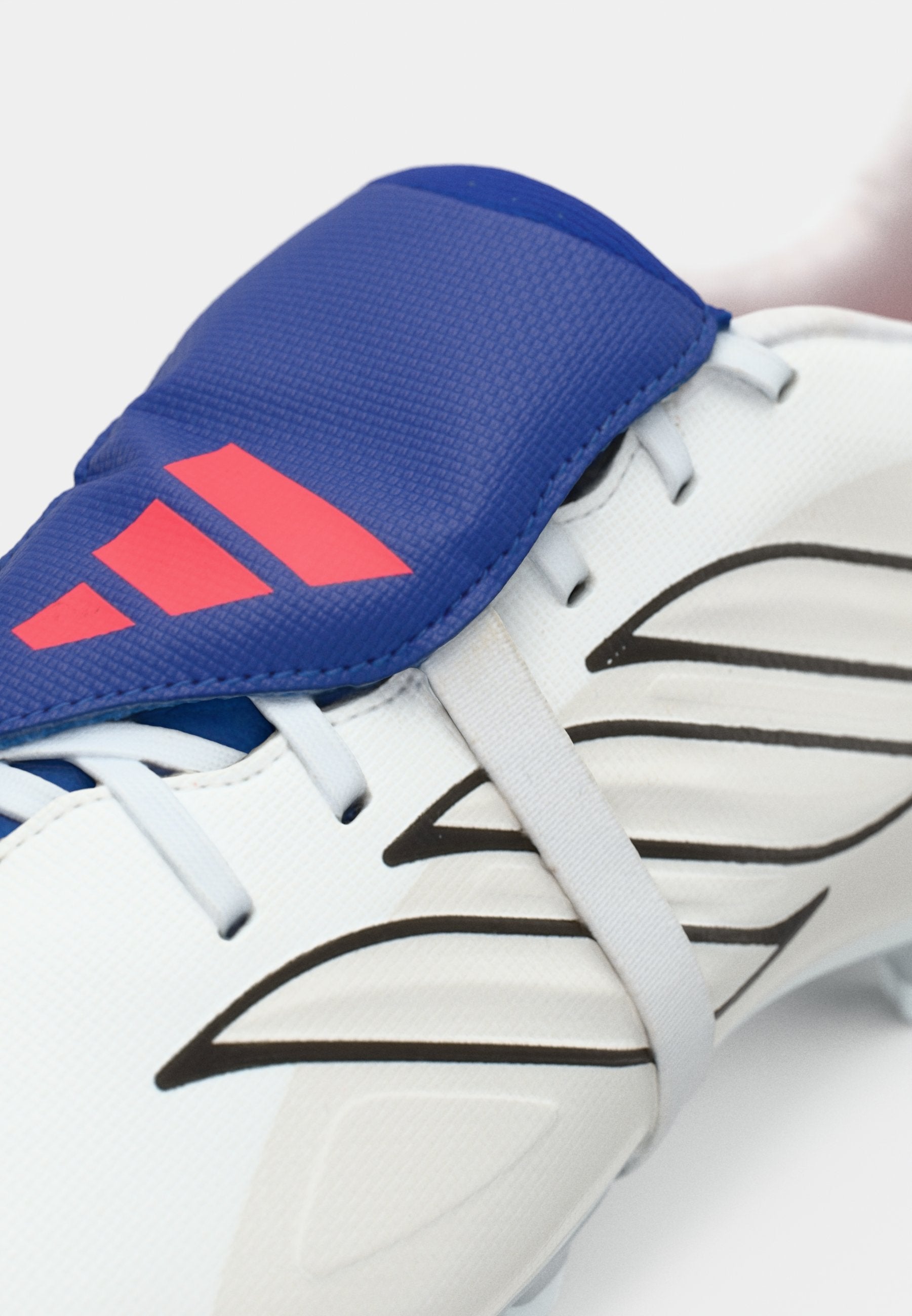 PREDATOR CLUB FOLD-OVER TONGUE - Chaussures de football pour terrain synthétique - chaussures blanc/métallique/bleu royal équipe