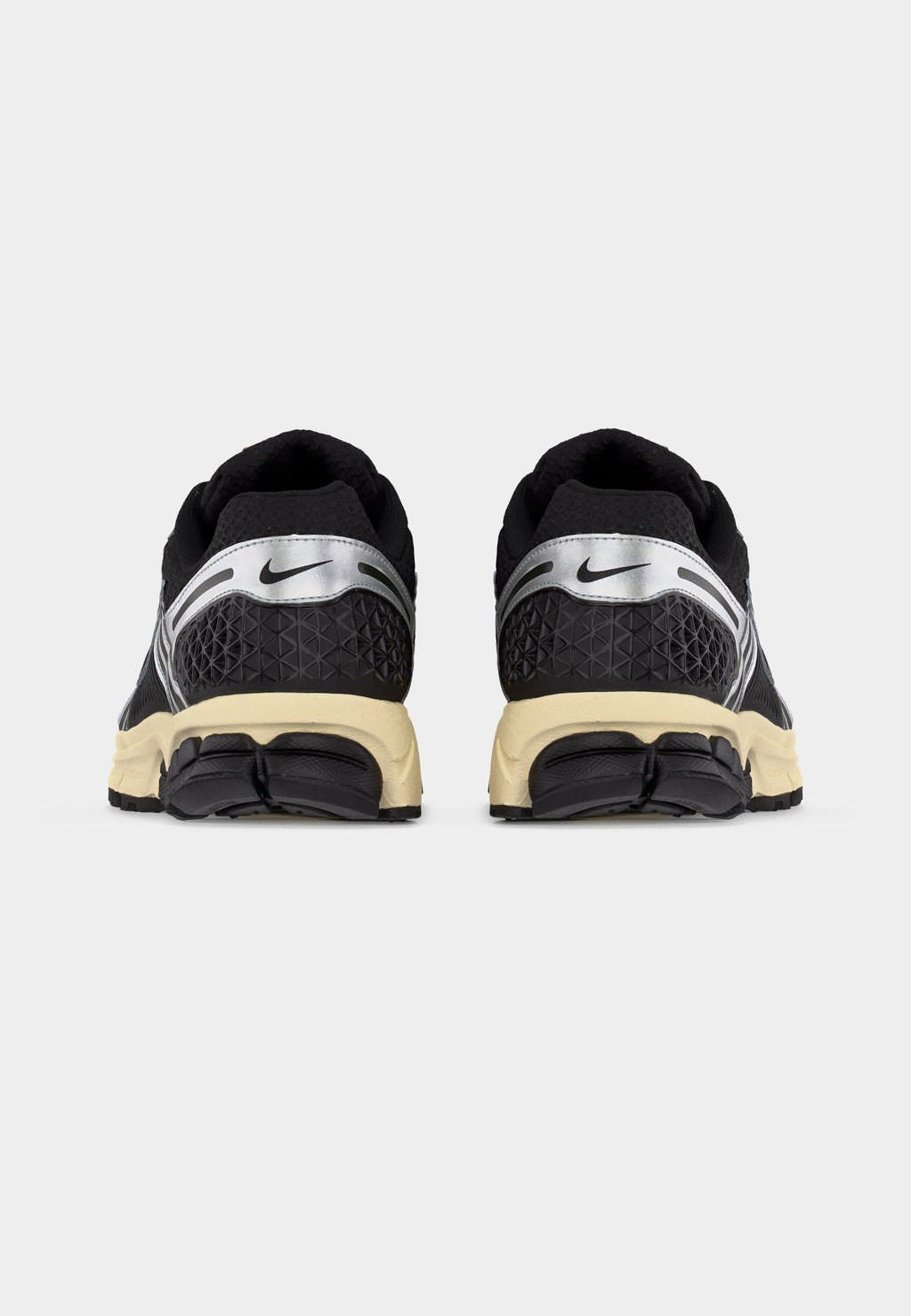 ZOOM VOMERO 5 SE - Trainers - black/metallic silver-coloured/coconut milk/white