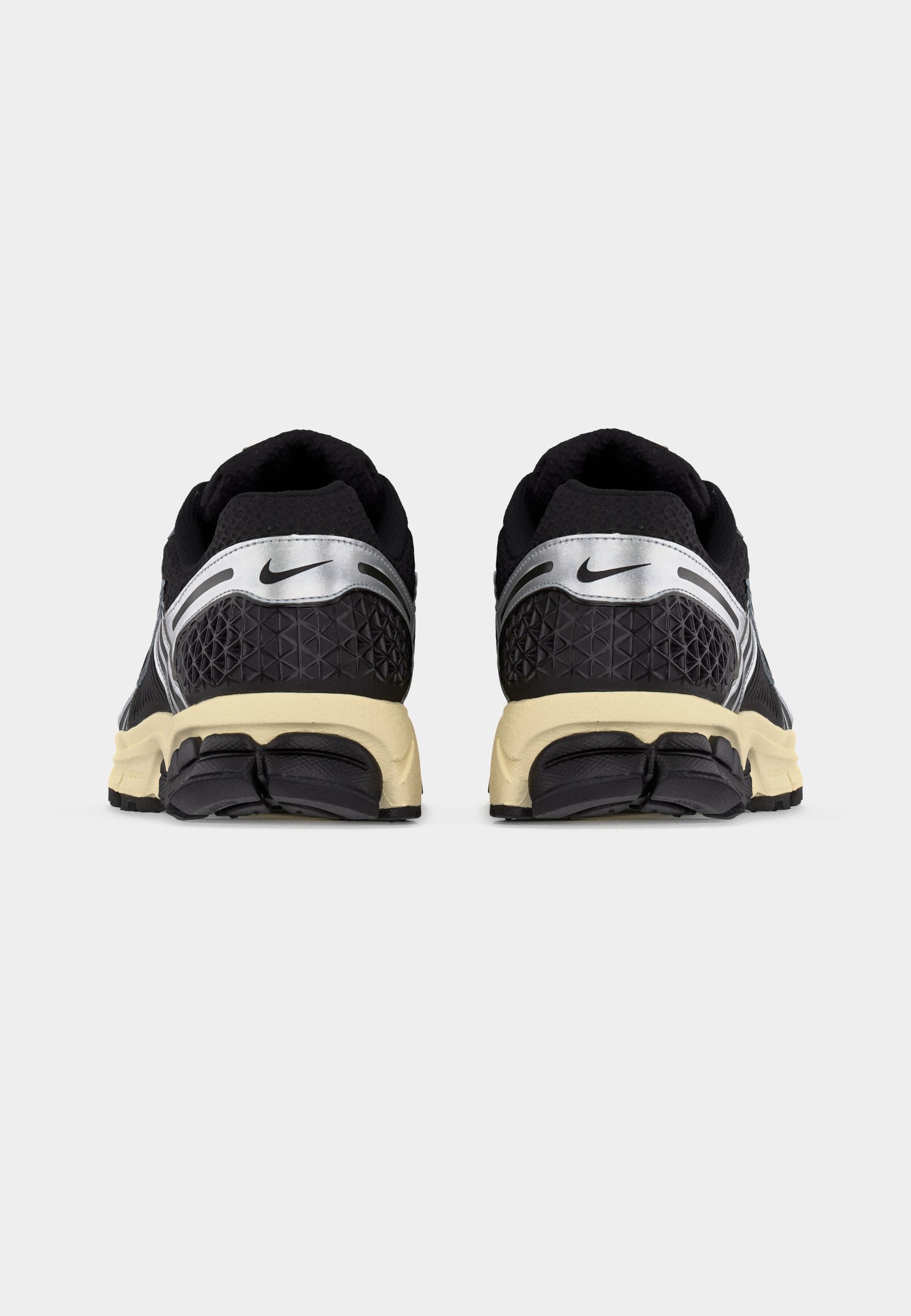 ZOOM VOMERO 5 SE - Trainers - black/metallic silver-coloured/coconut milk/white
