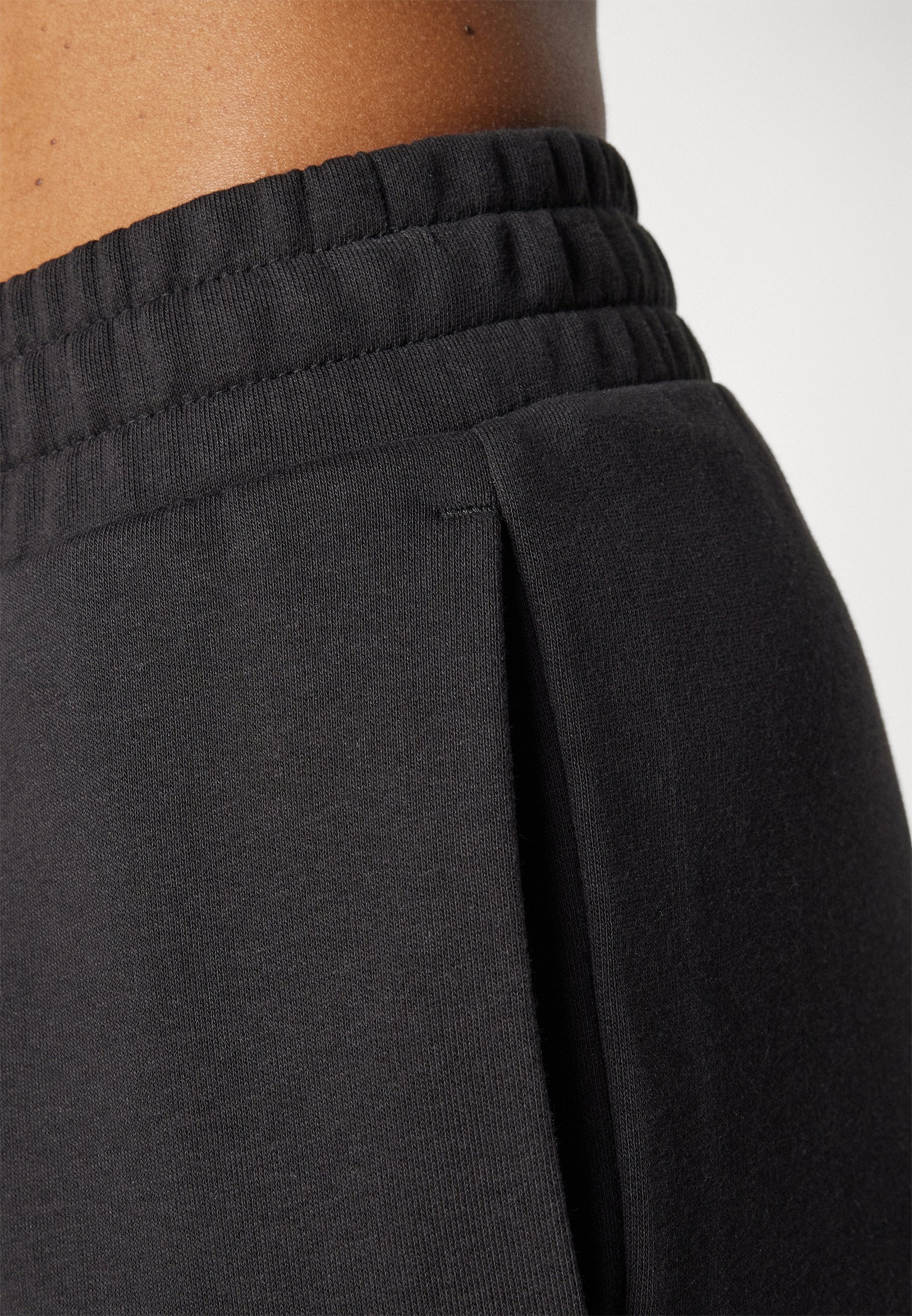 ESS SMALL NO. 1 LOGO TR OP - Tracksuit bottoms - black