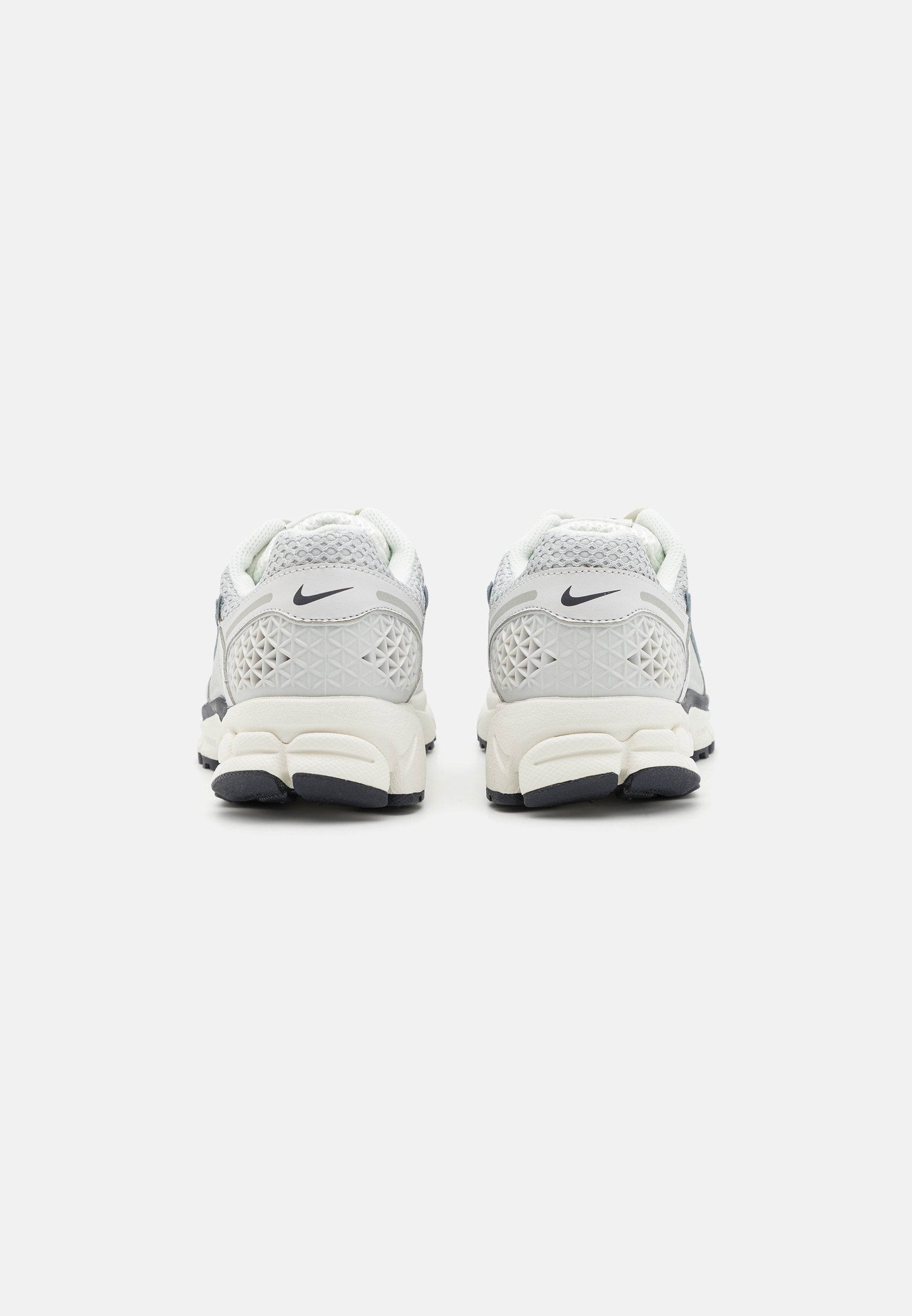 ZOOM VOMERO 5  - Trainers - photon dust/chrome/gridiron/sail/metallic platinum