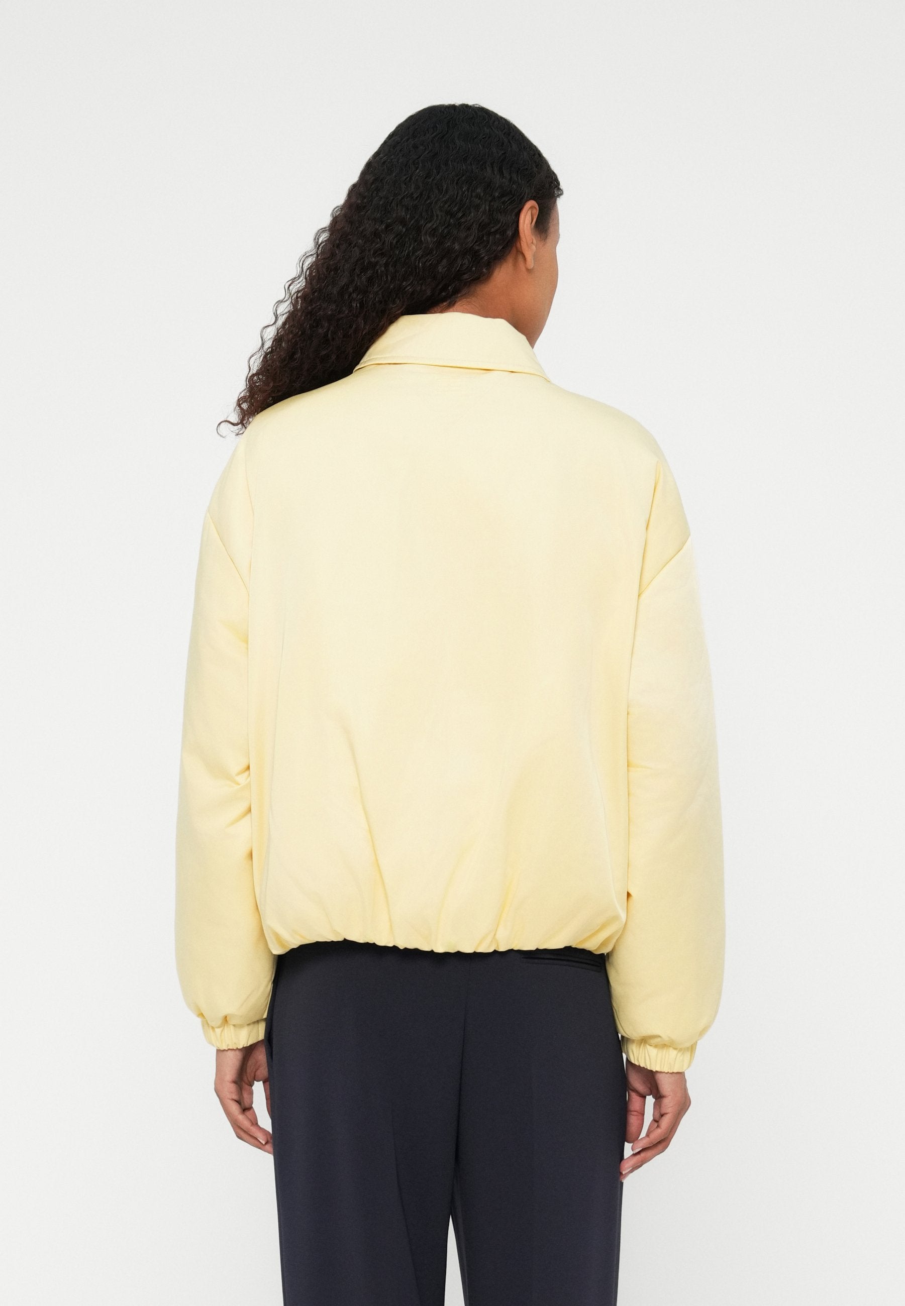 WATER REPELLENT SATIN RELAXED PADDED JACKET - Light jacket - zesty yellow