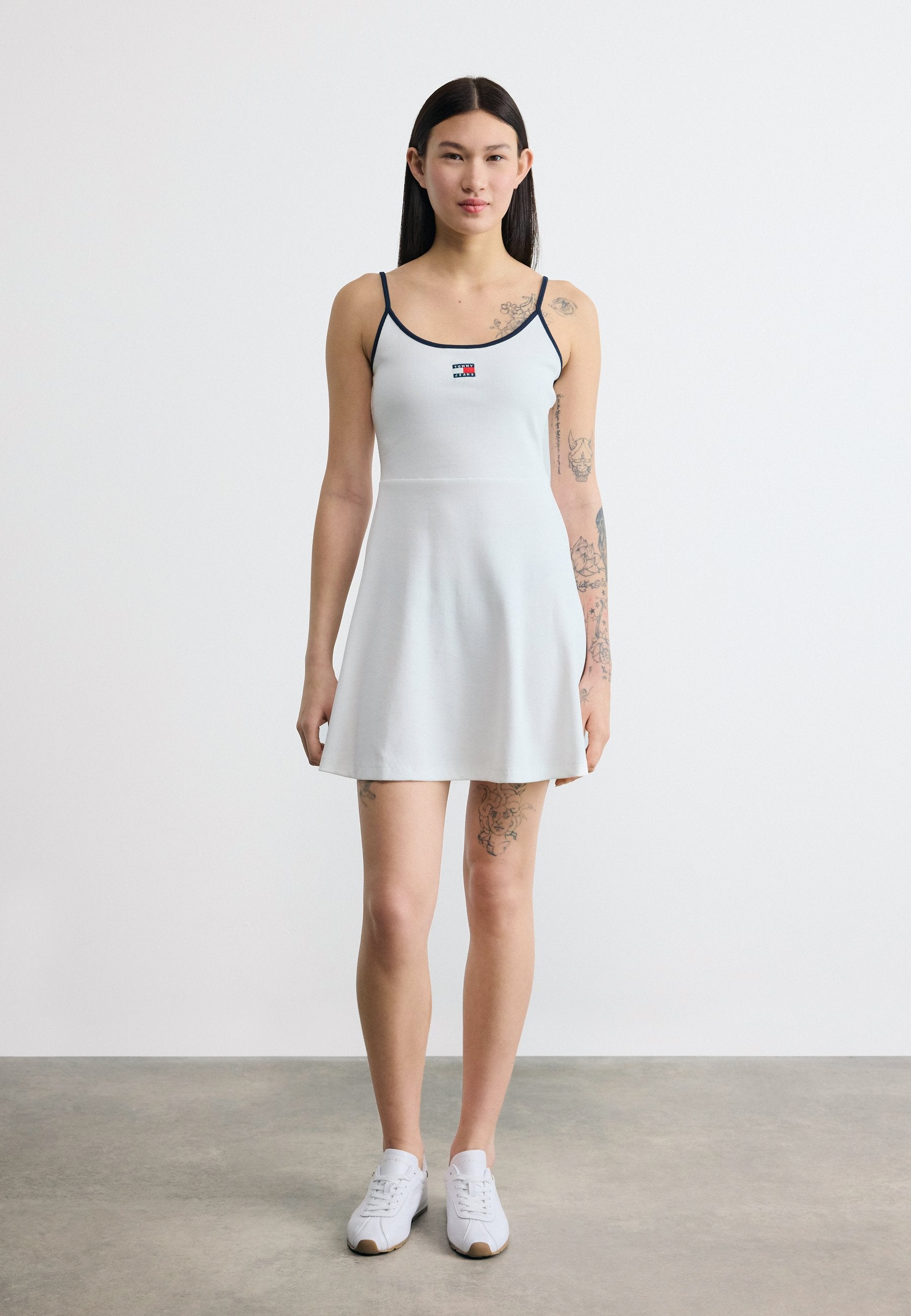 ROBE ÉVASÉE TOMMY BADGE STRAP - Robe en jersey - écru