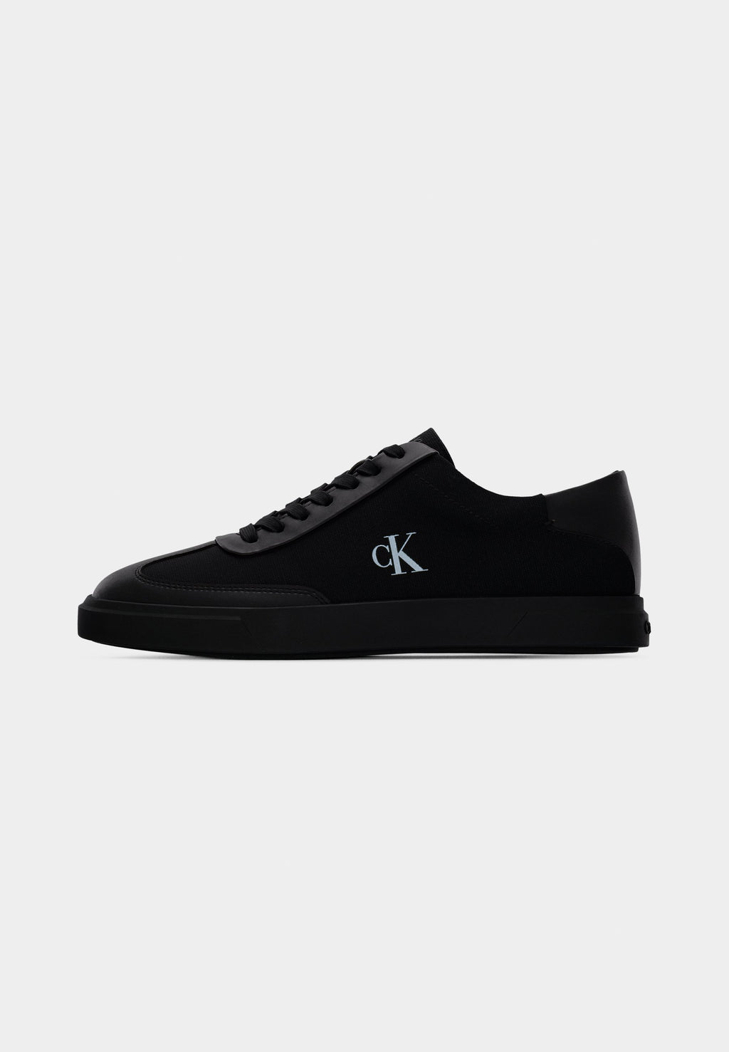 Trainers - triple black