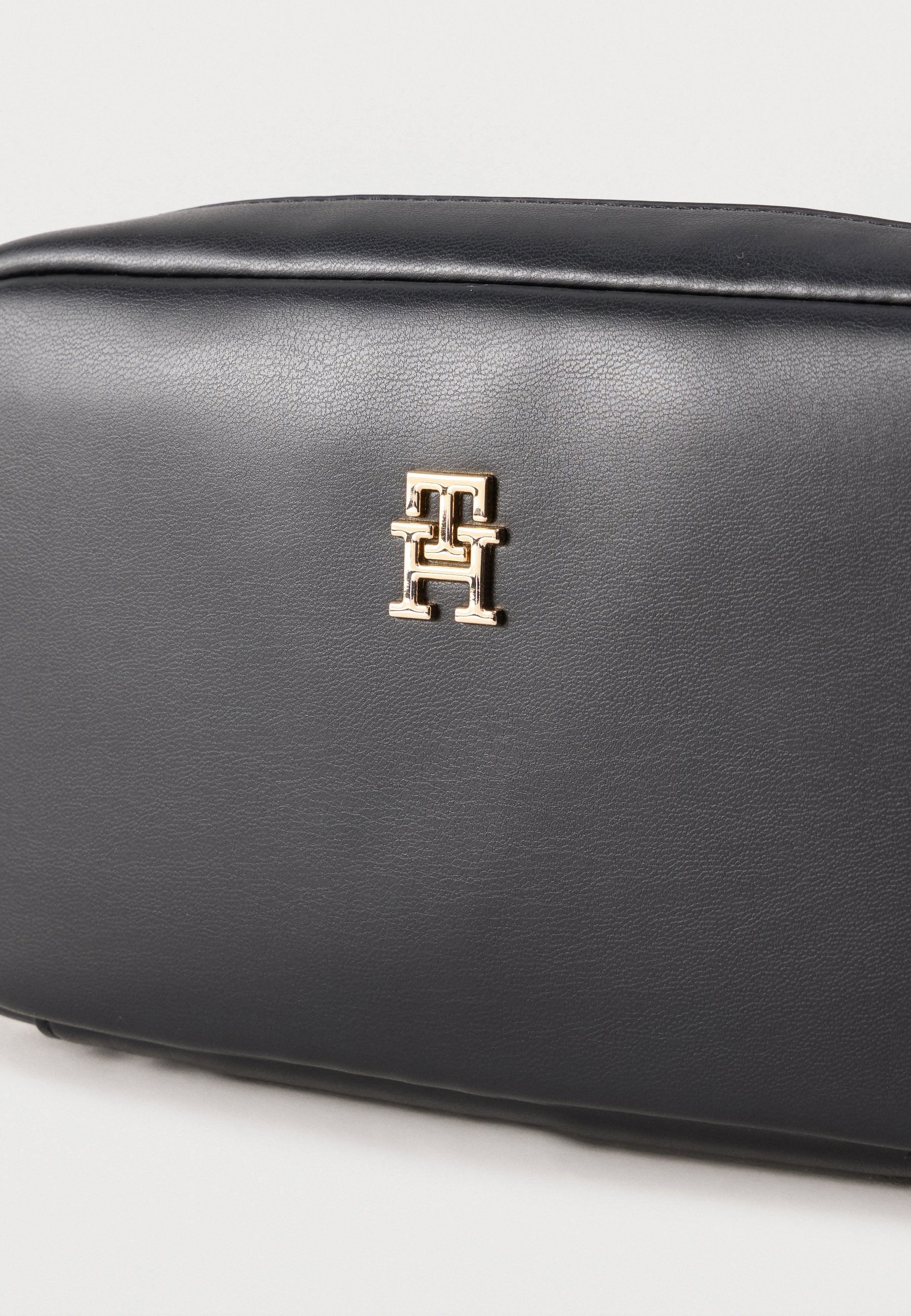 TH ESSENTIAL CAMERA BAG - Cross body bag - black