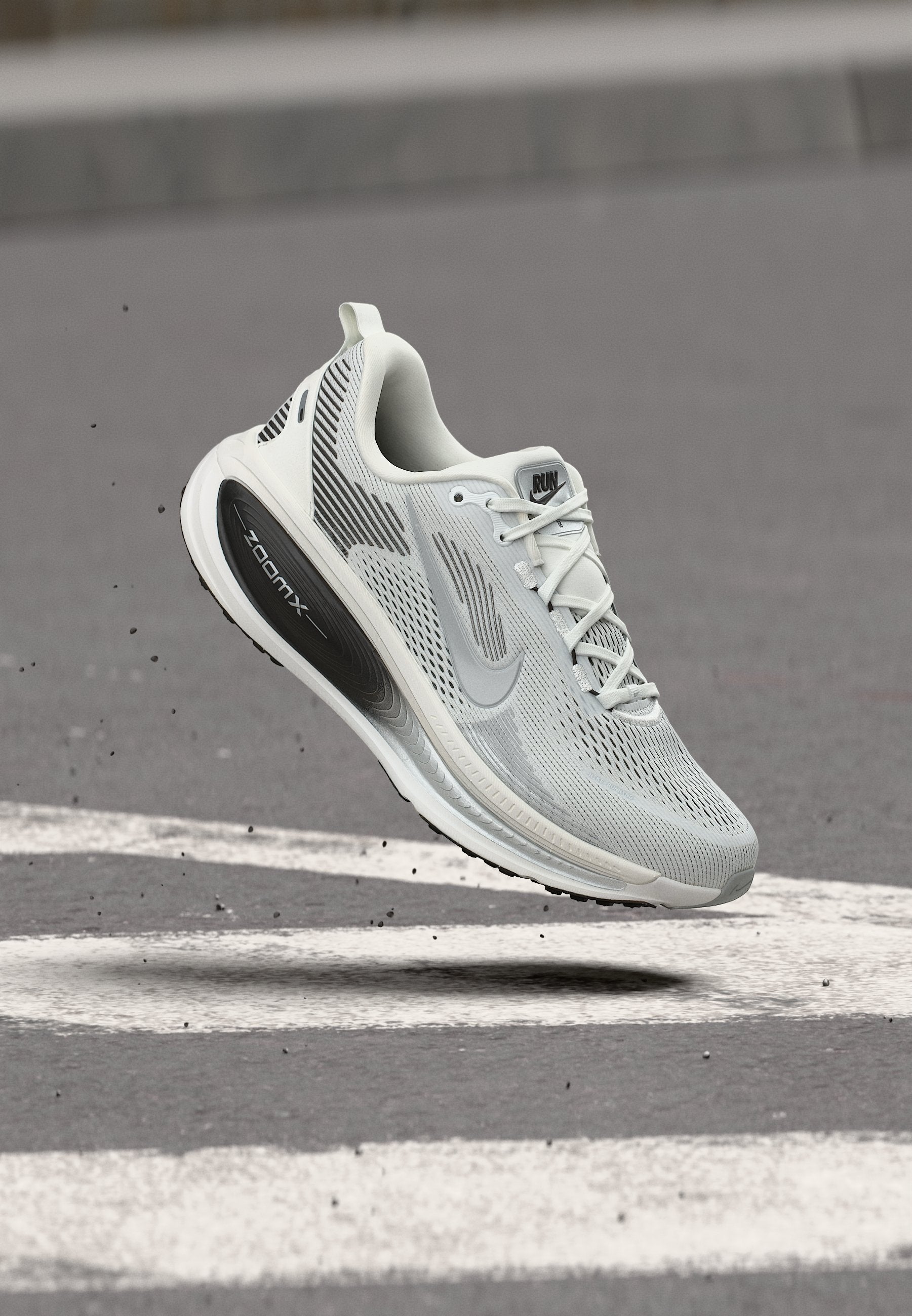 VOMERO 18 - Road running shoes - summit white/metallic silver-coloured/black/off white