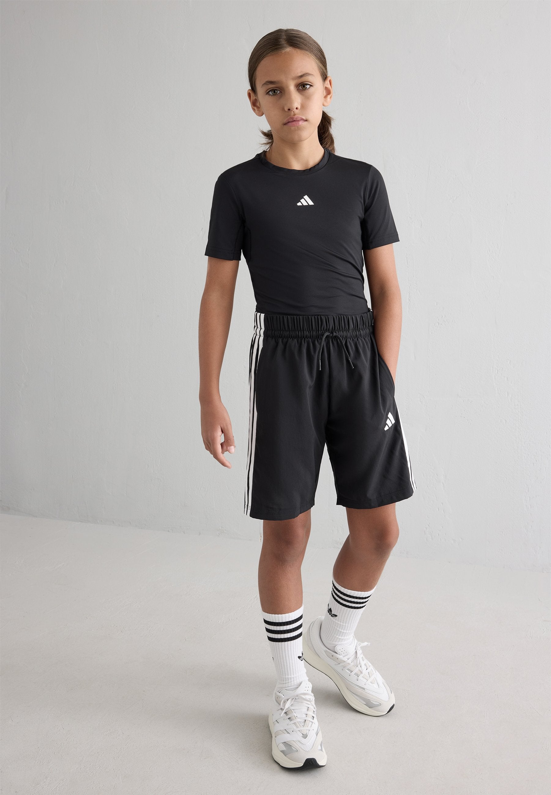 JUNIOR UNISEX - Sports shorts - black/white