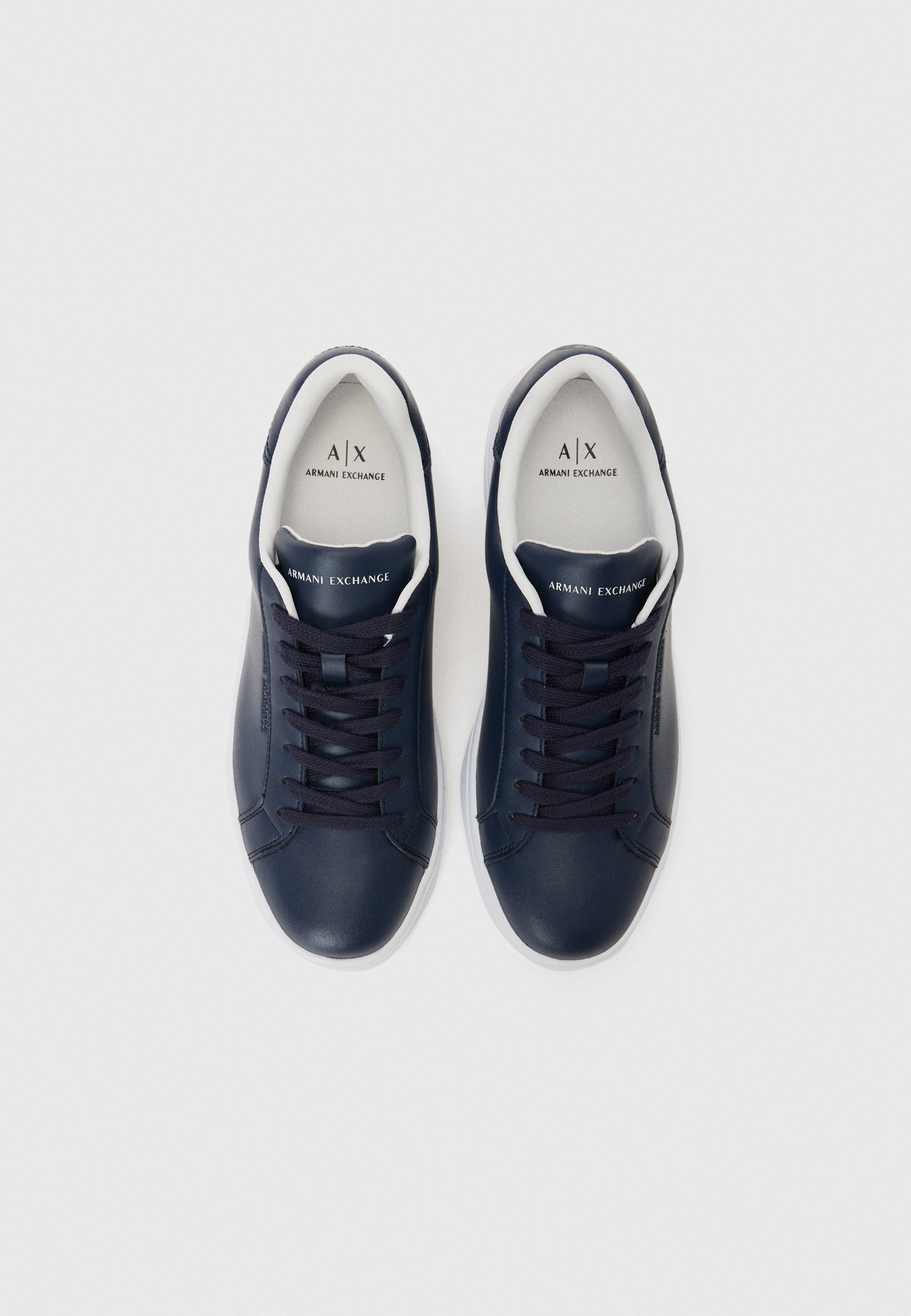 LONDON - Trainers - salute