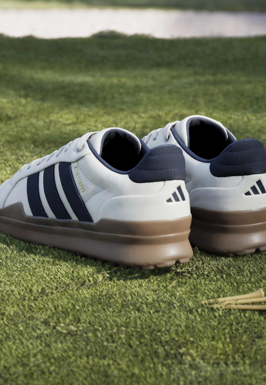 RETROCROSS GRIPMORE - Golf shoes (without spikes) - cwhite/conavy/gum