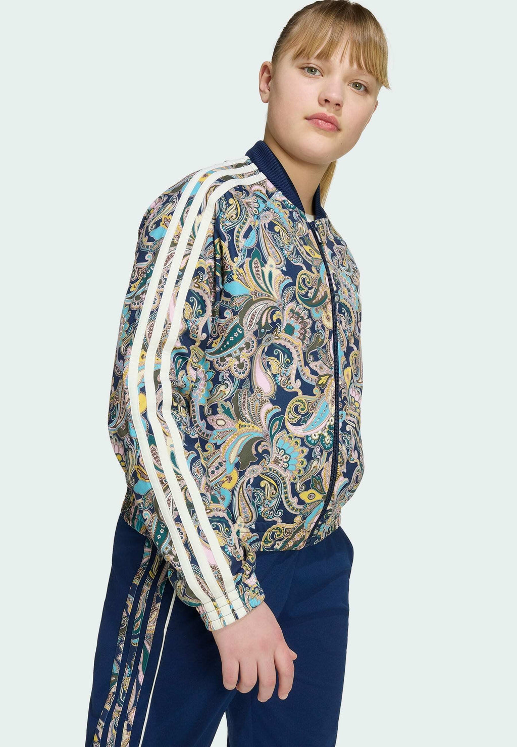 HAUT DE SURVÊTEMENT COURT ADIDAS ORIGINALS SST LOOSE PAISLEY - Blouson aviateur - multicolore night indigo